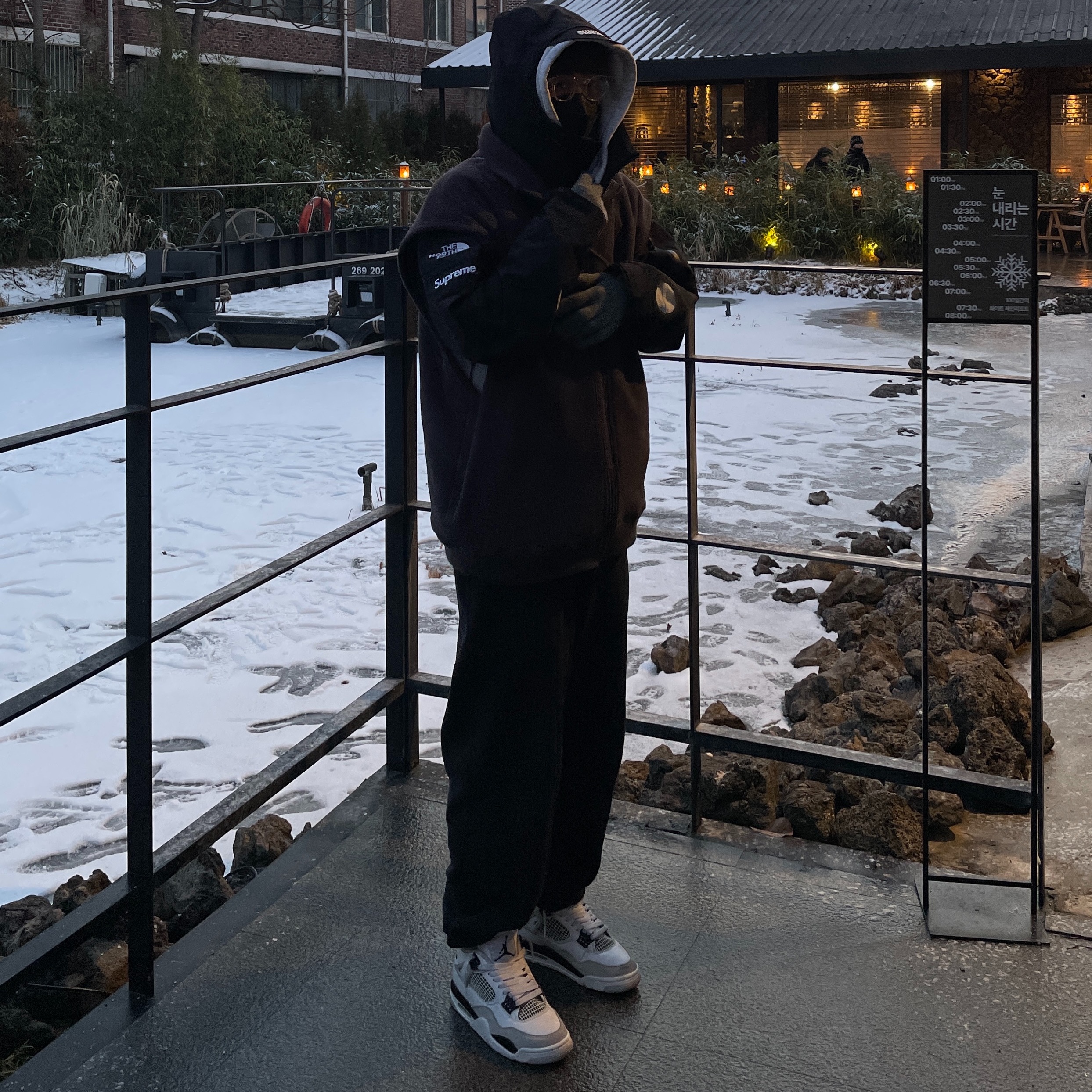 Supreme x The North Face Taped Seam Shell Jacket Grey - 22FW, Jordan 4 Retro White and Black 착용 스타일