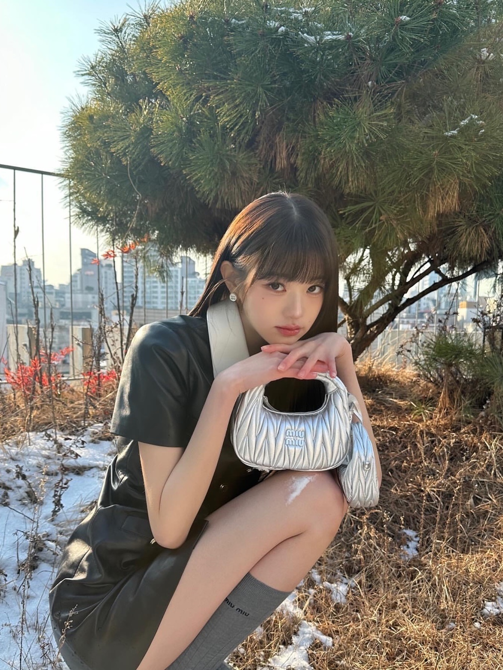 미우 미우 완더 마테라쎄 나파 레더 미니 호보백 화이트, (W) 미우 미우 코튼 터틀넥 저지 화이트 착용 스타일 - 4