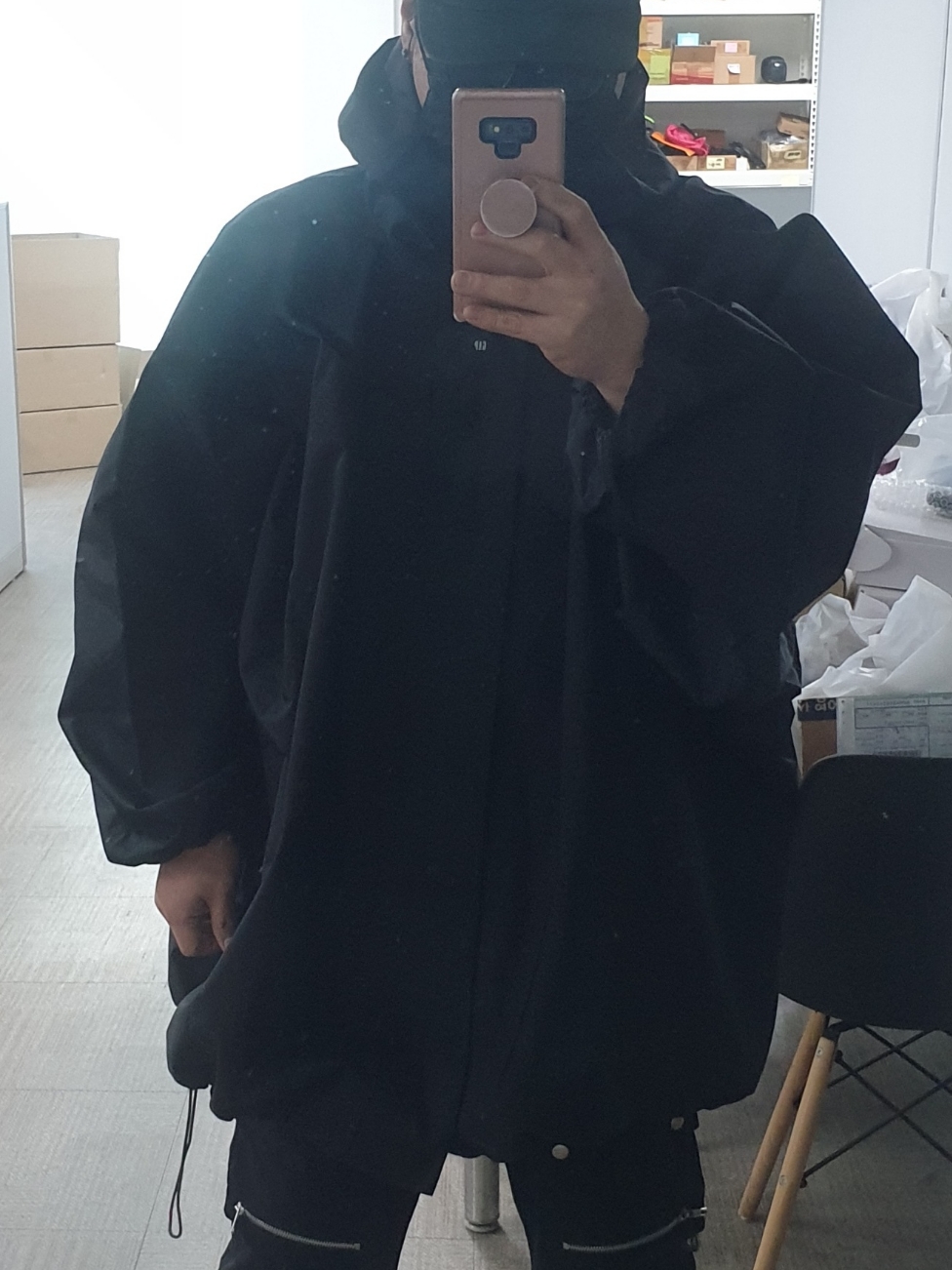 Yeezy Gap Engineered By Balenciaga T-Cut Parka Black 착용 스타일 - 1