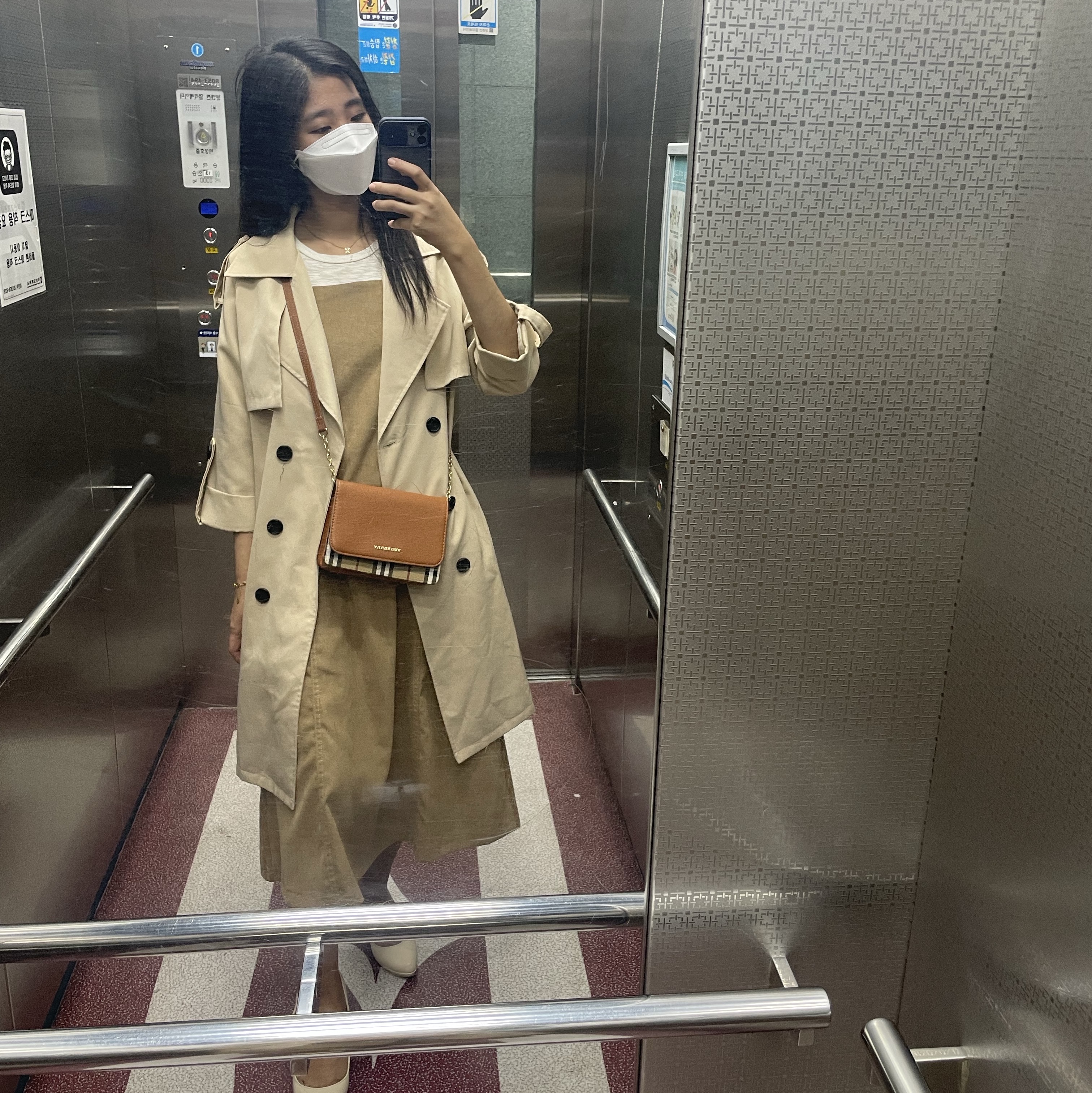 Burberry Hampshire House Check Crossbody Bag Tan 착용 스타일