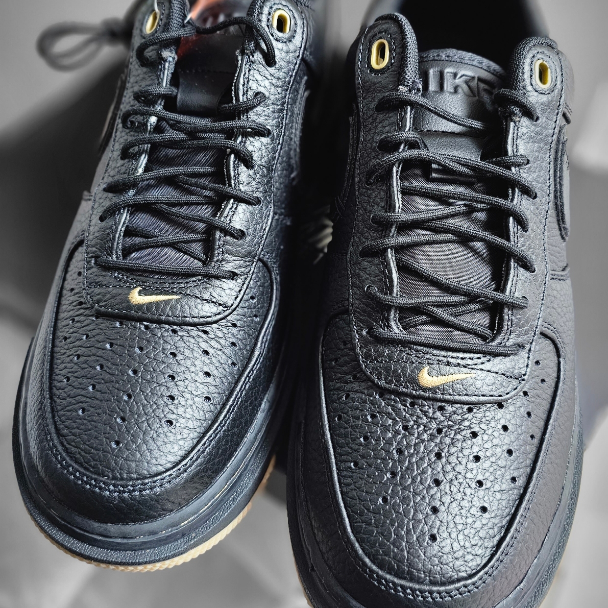 Nike Air Force 1 Luxe Black 착용 스타일 - 1