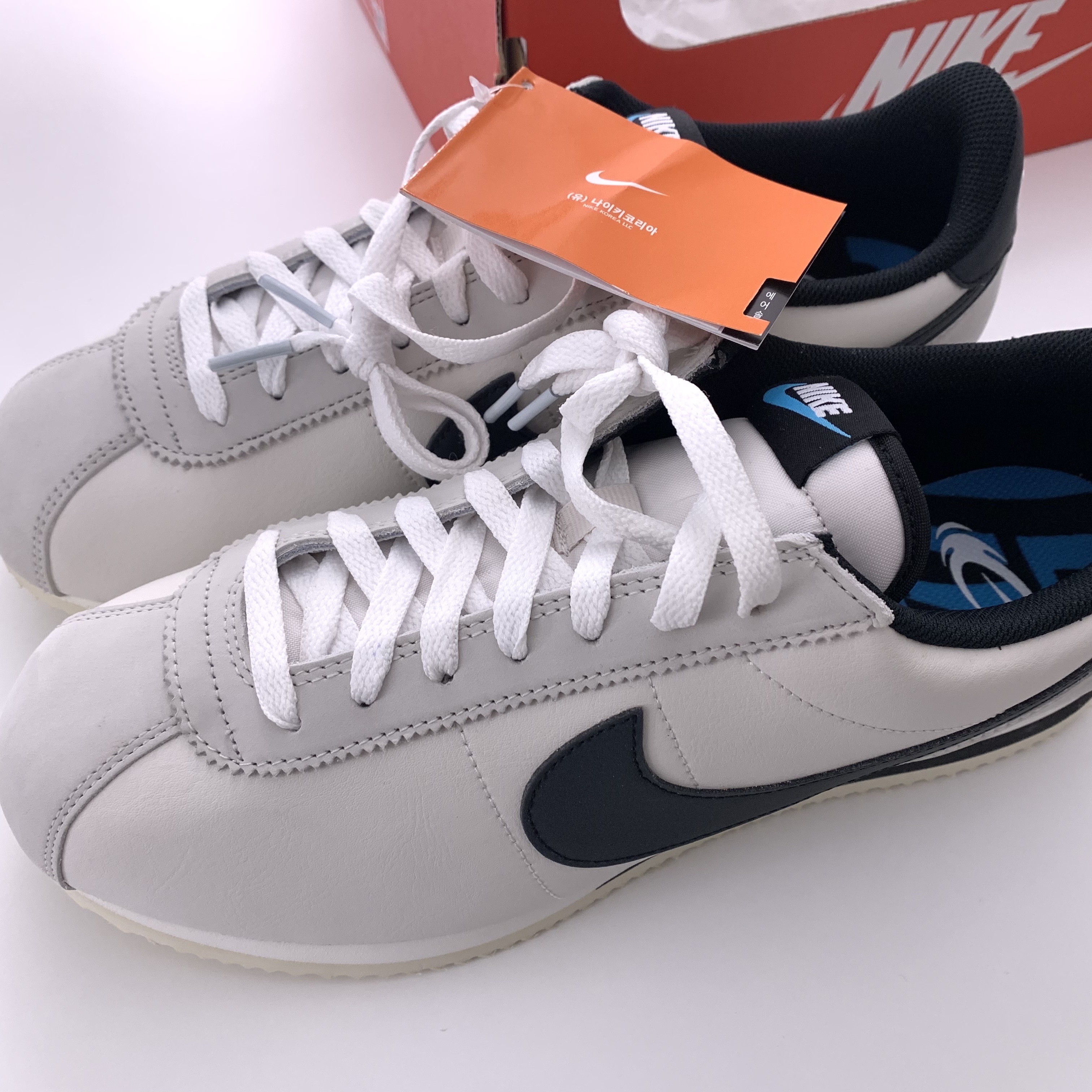 (W) Nike Cortez SE Supersonic Phantom Light Bone 착용 스타일 - 1