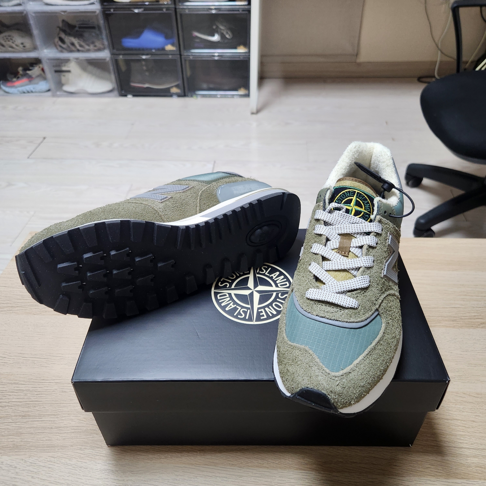New Balance x Stone Island 574 Legacy Green 착용 스타일 - 9