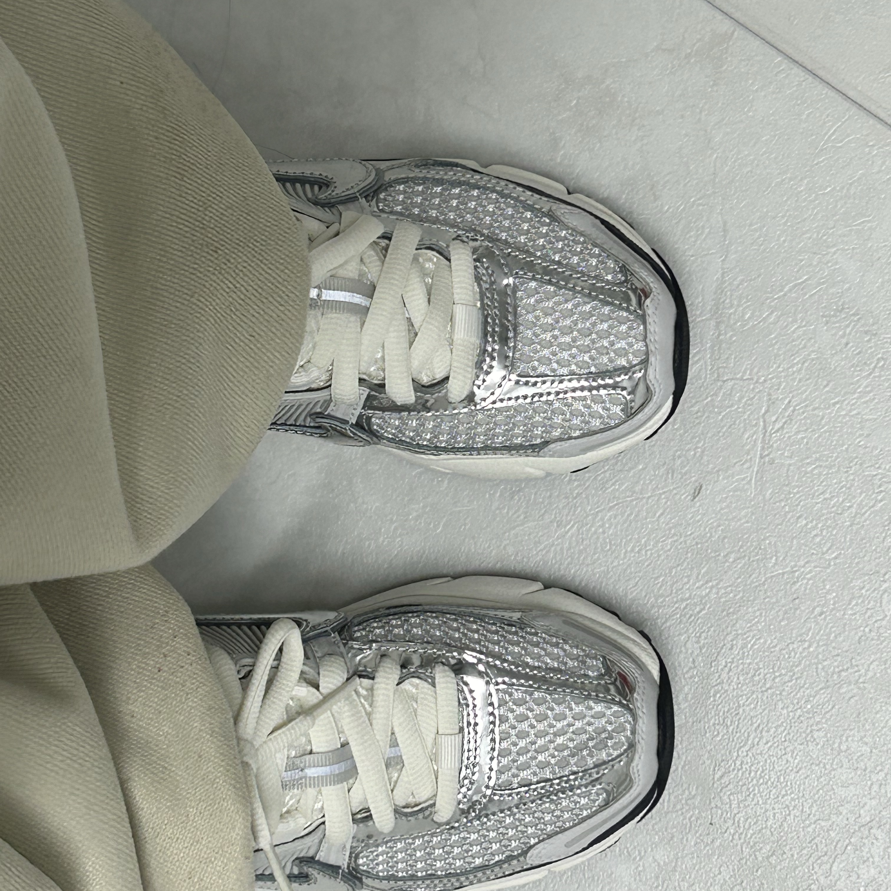(W) Nike Zoom Vomero 5 Photon Dust and Metallic Silver 착용 스타일 - 2