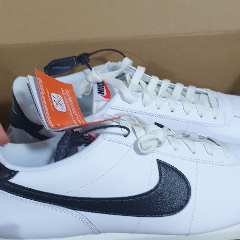 Nike Cortez White and Black 착용 스타일 - 2