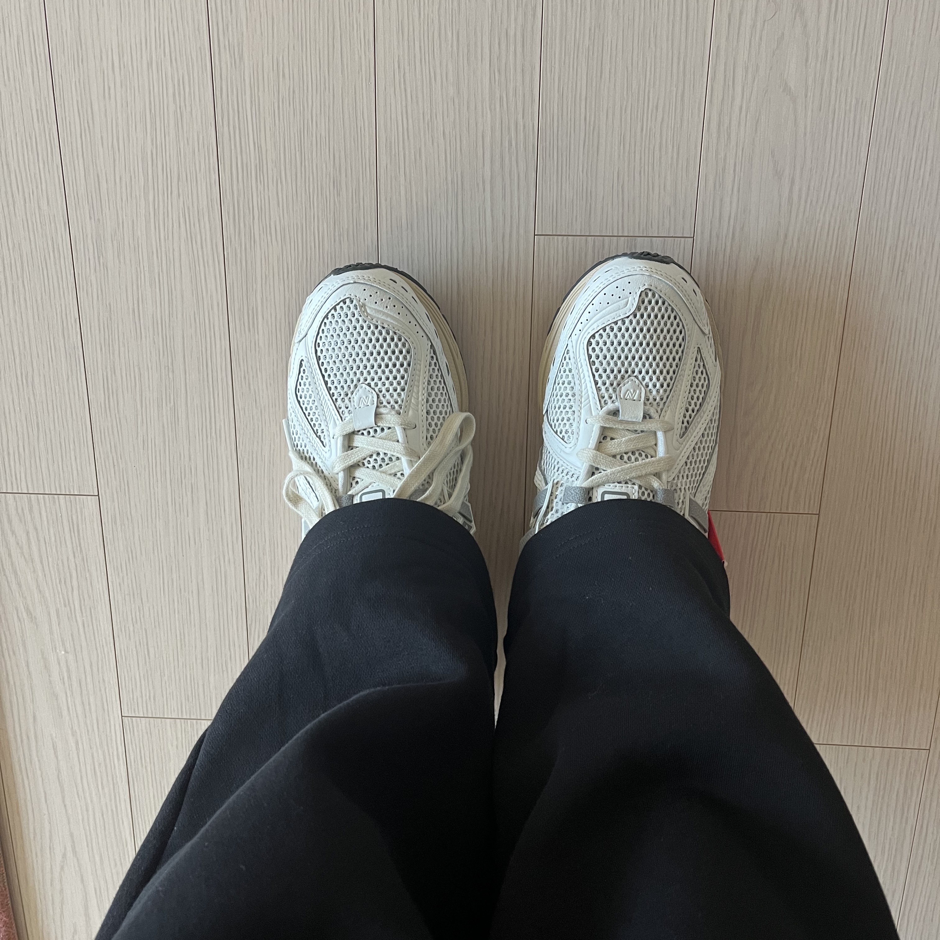 New Balance 1906R White Gray 착용 스타일 - 3