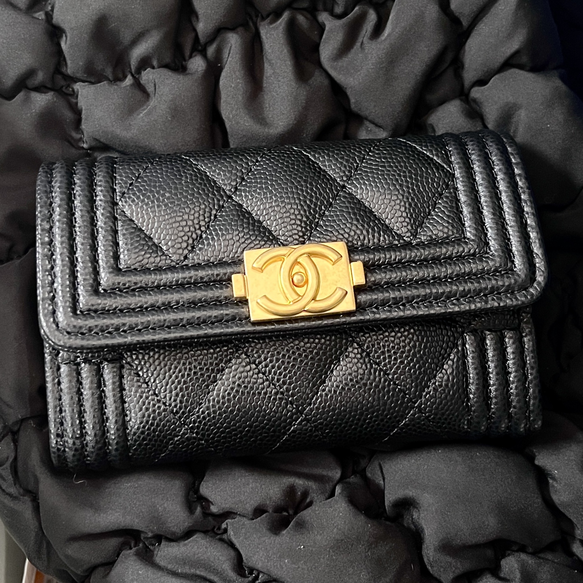 Chanel Boy Chanel Flap Card Holder Grained Calfskin & Gold Black 착용 스타일