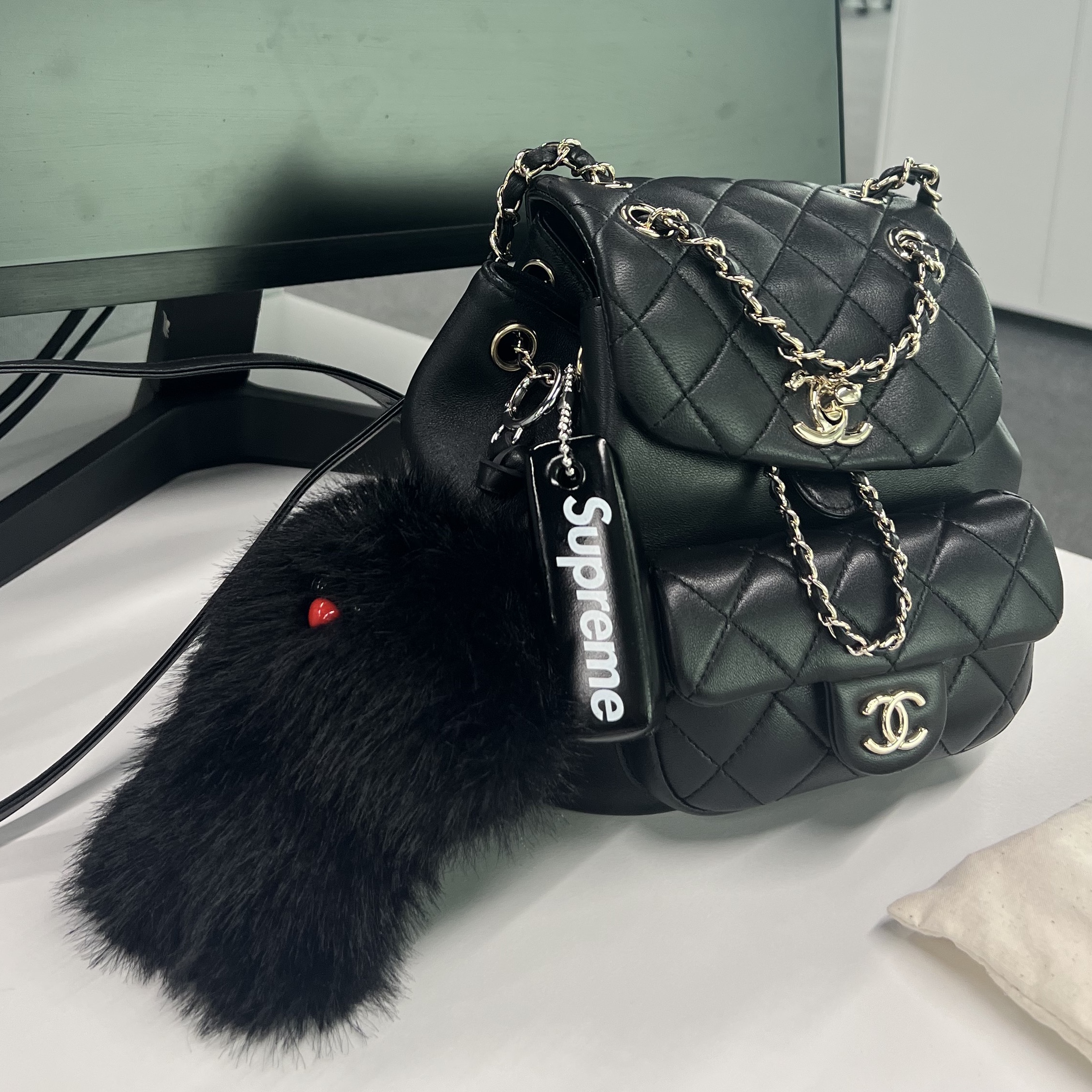 Supreme Floating Keychain Black - 23FW 착용 스타일