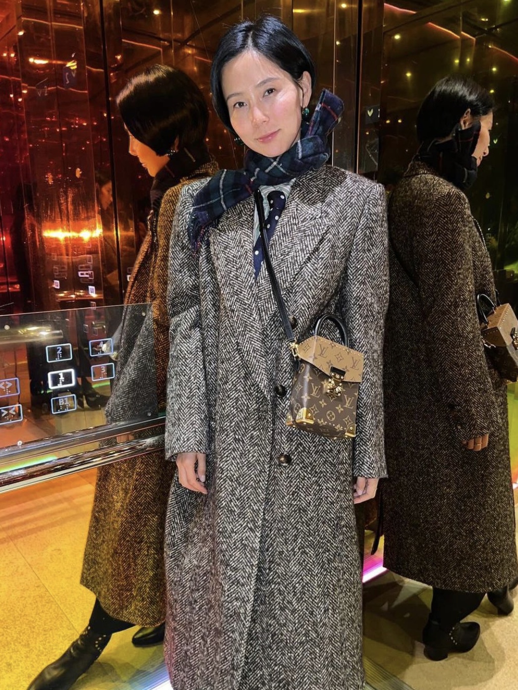 Louis Vuitton Camera Box Monogram and Monogram Reversed 착용 스타일