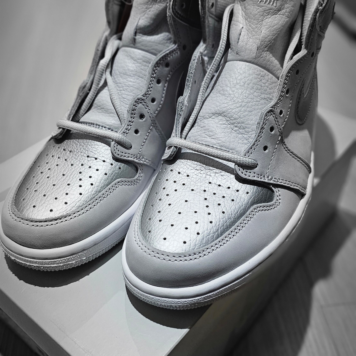 Jordan 1 Retro High OG CO.JP Neutral Grey 착용 스타일 - 3