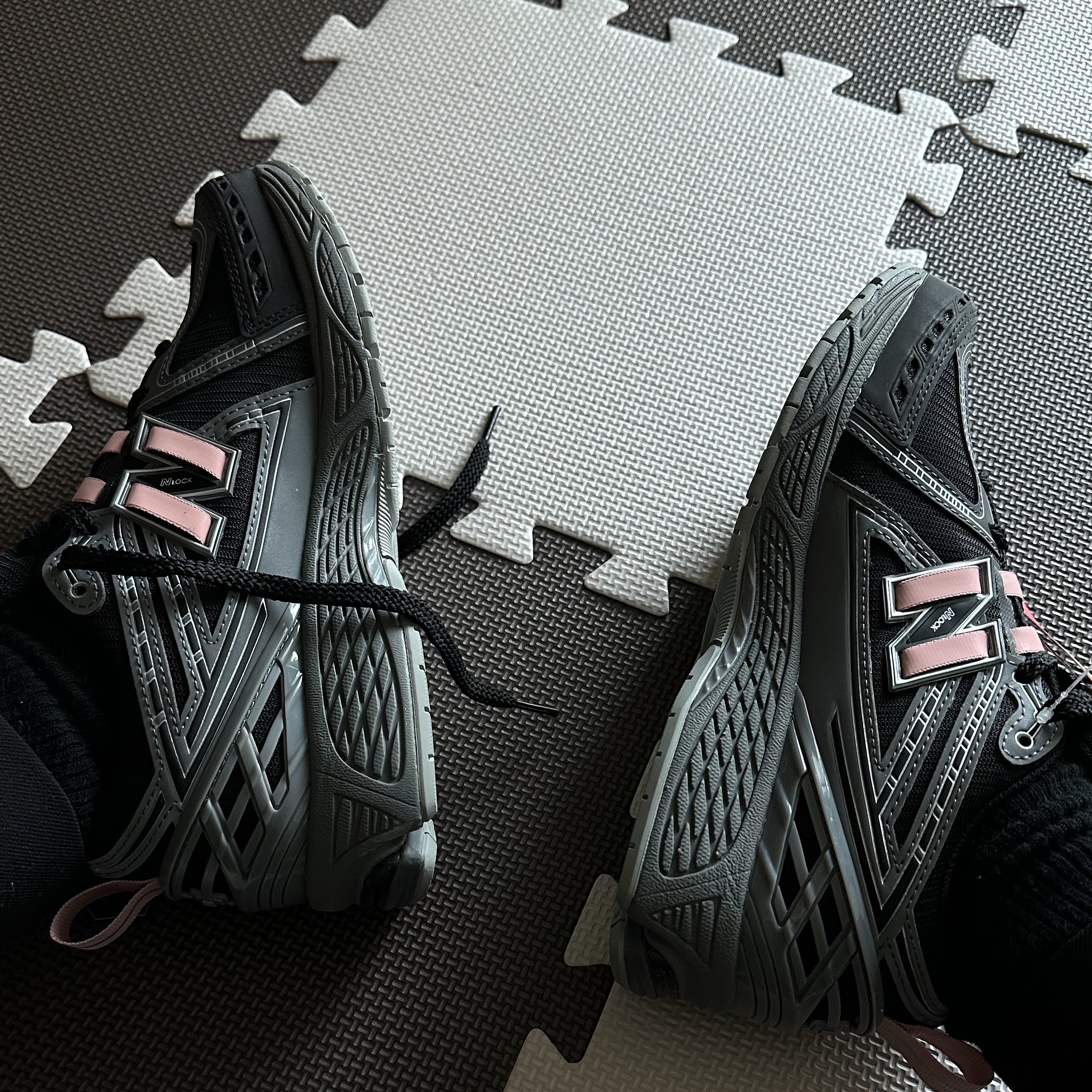 New Balance 1906R Black Pink Moon 착용 스타일