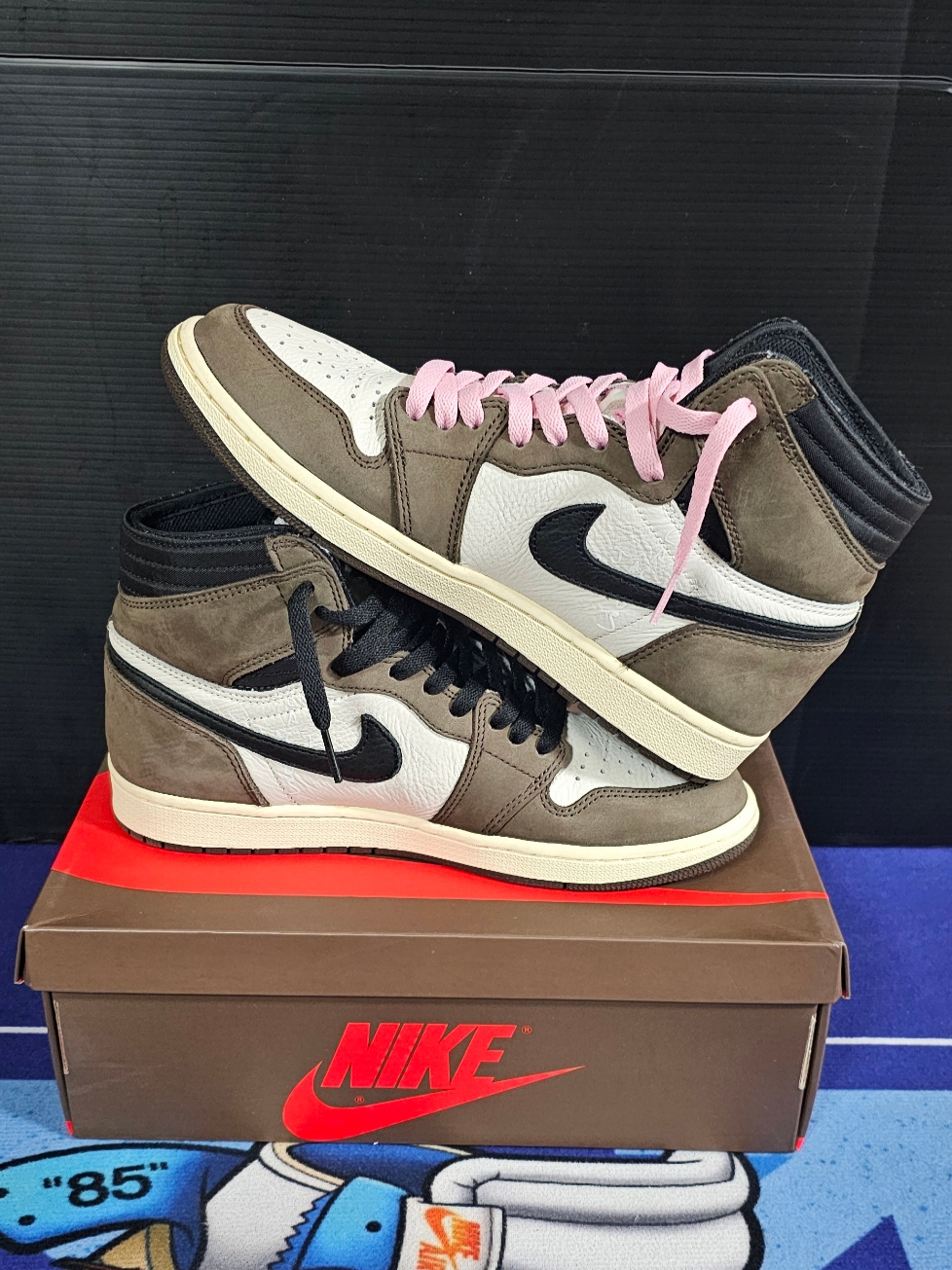 Jordan 1 x Travis Scott Retro High OG SP Mocha 착용 스타일 - 3