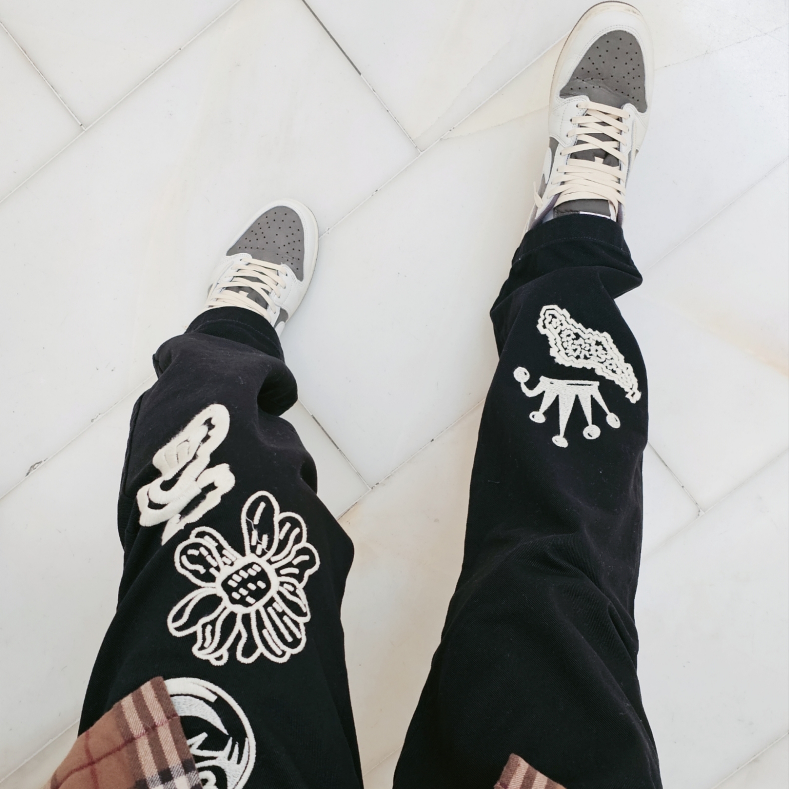 Stussy Noma Icon Beach Pants Washed Black, Jordan 1 x Travis Scott Retro Low OG SP Sail and Ridgerock 착용 스타일