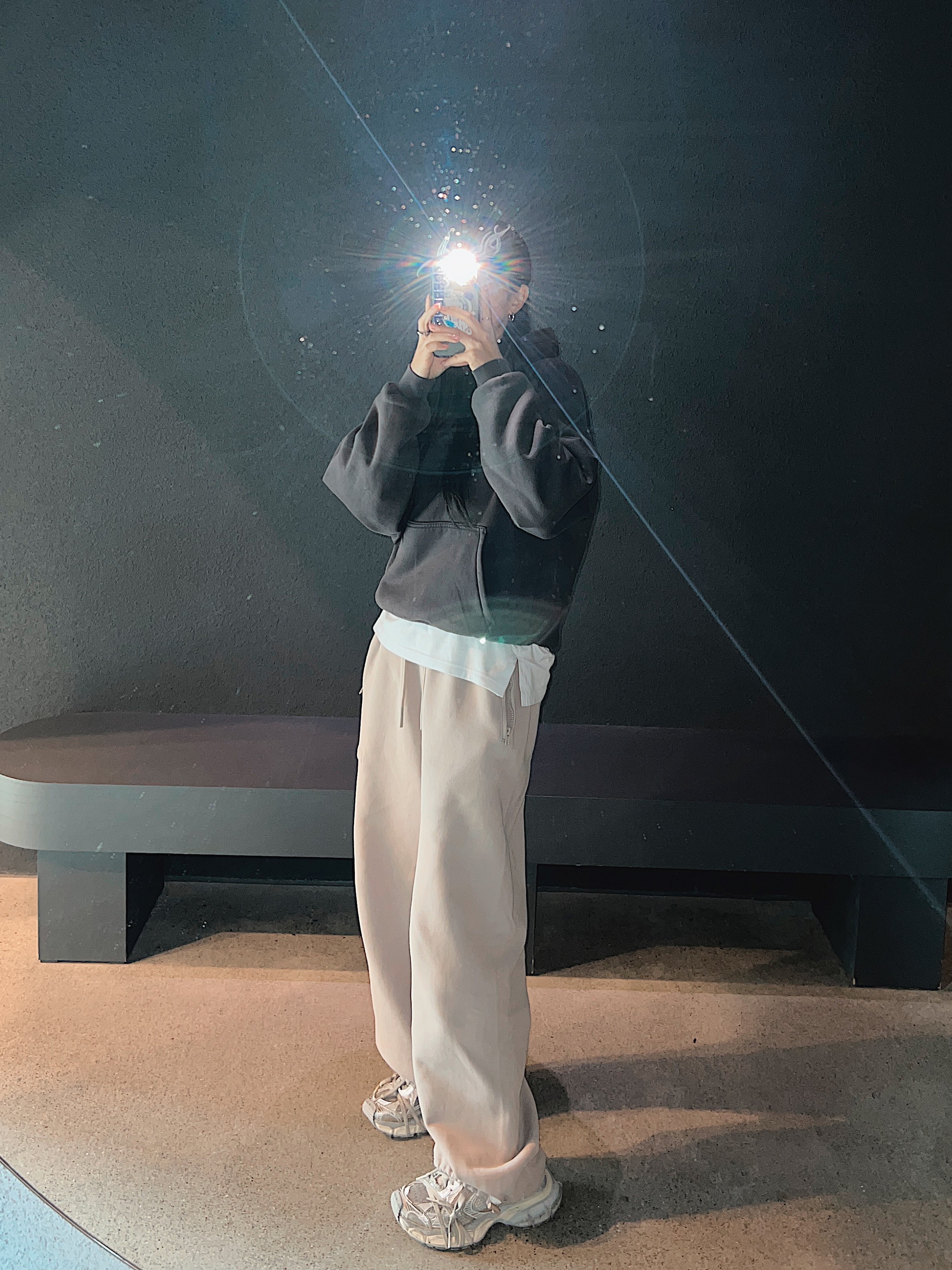 Yeezy Gap Engineered By Balenciaga Dove Shrunken Hoodie Black, Balenciaga 3XL Sneakers Light Beige 착용 스타일 - 3