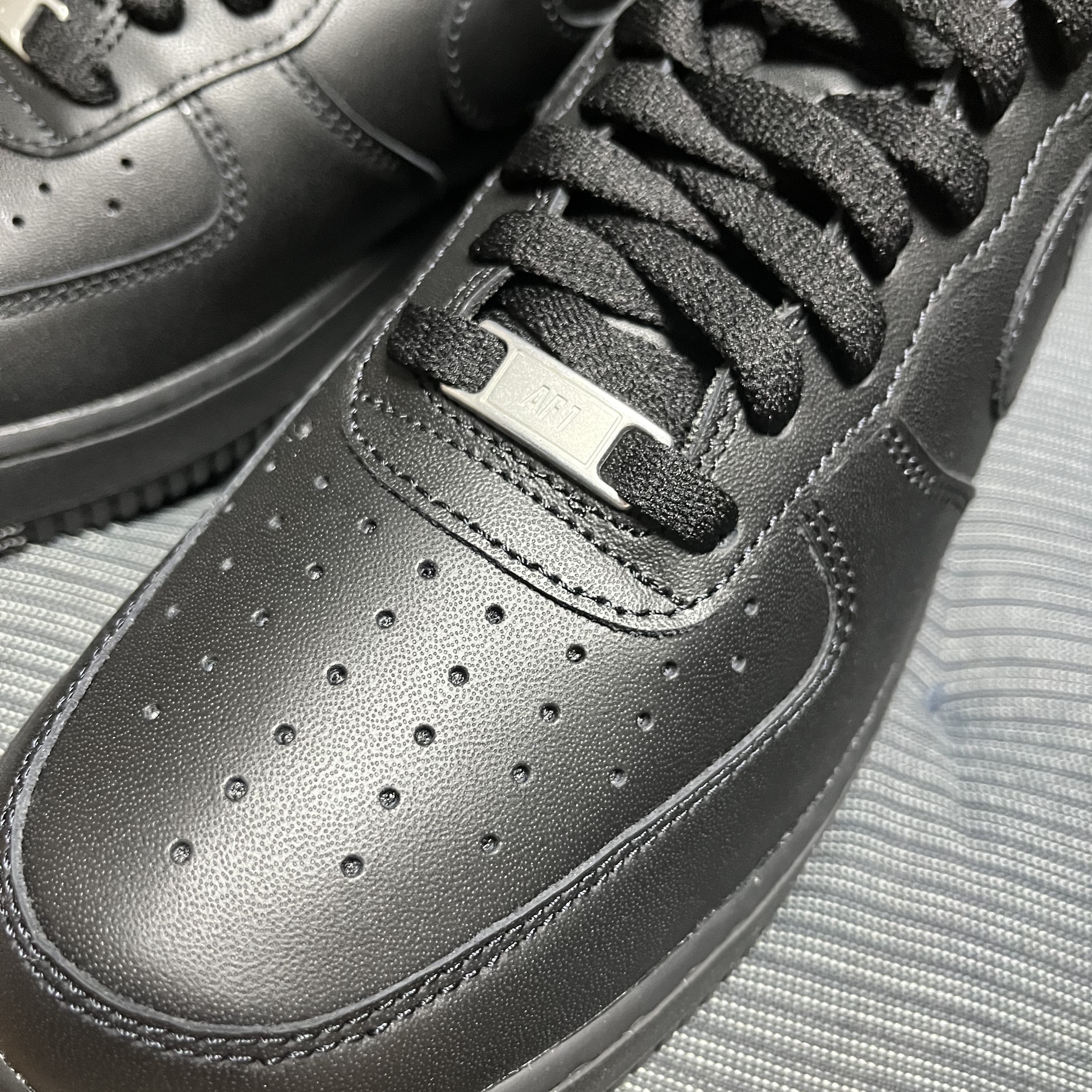 Nike Air Force 1 '07 Low Triple Black 착용 스타일 - 2