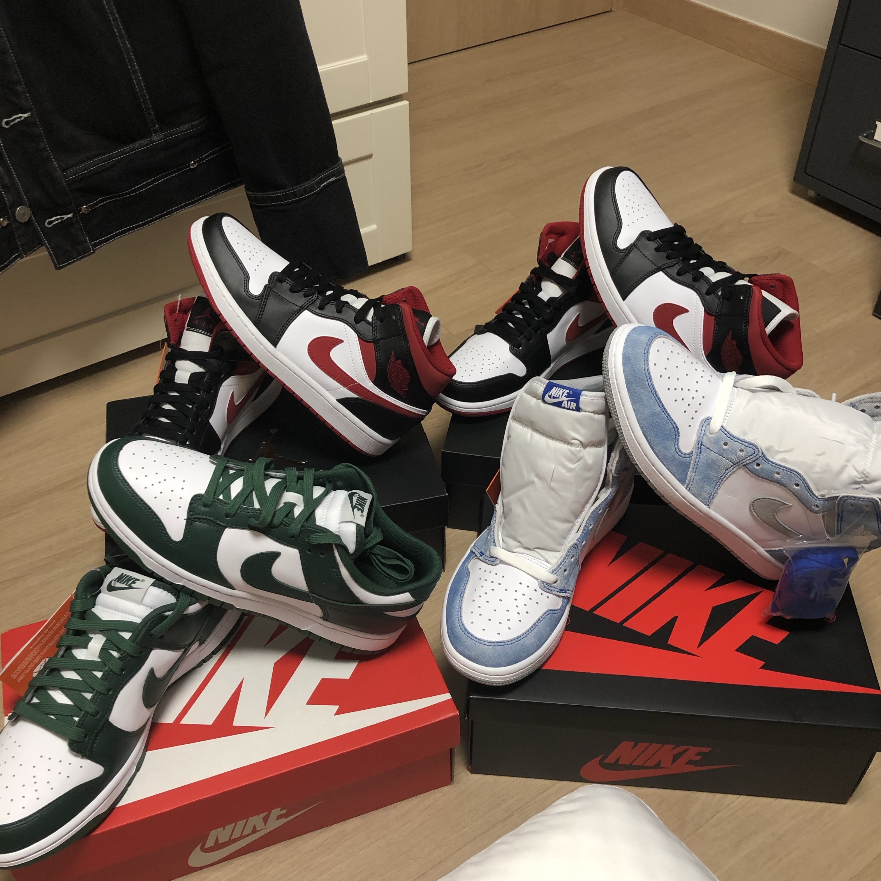 Nike Dunk Low Retro Varsity Green, Jordan 1 Mid Gym Red Black White 착용 스타일