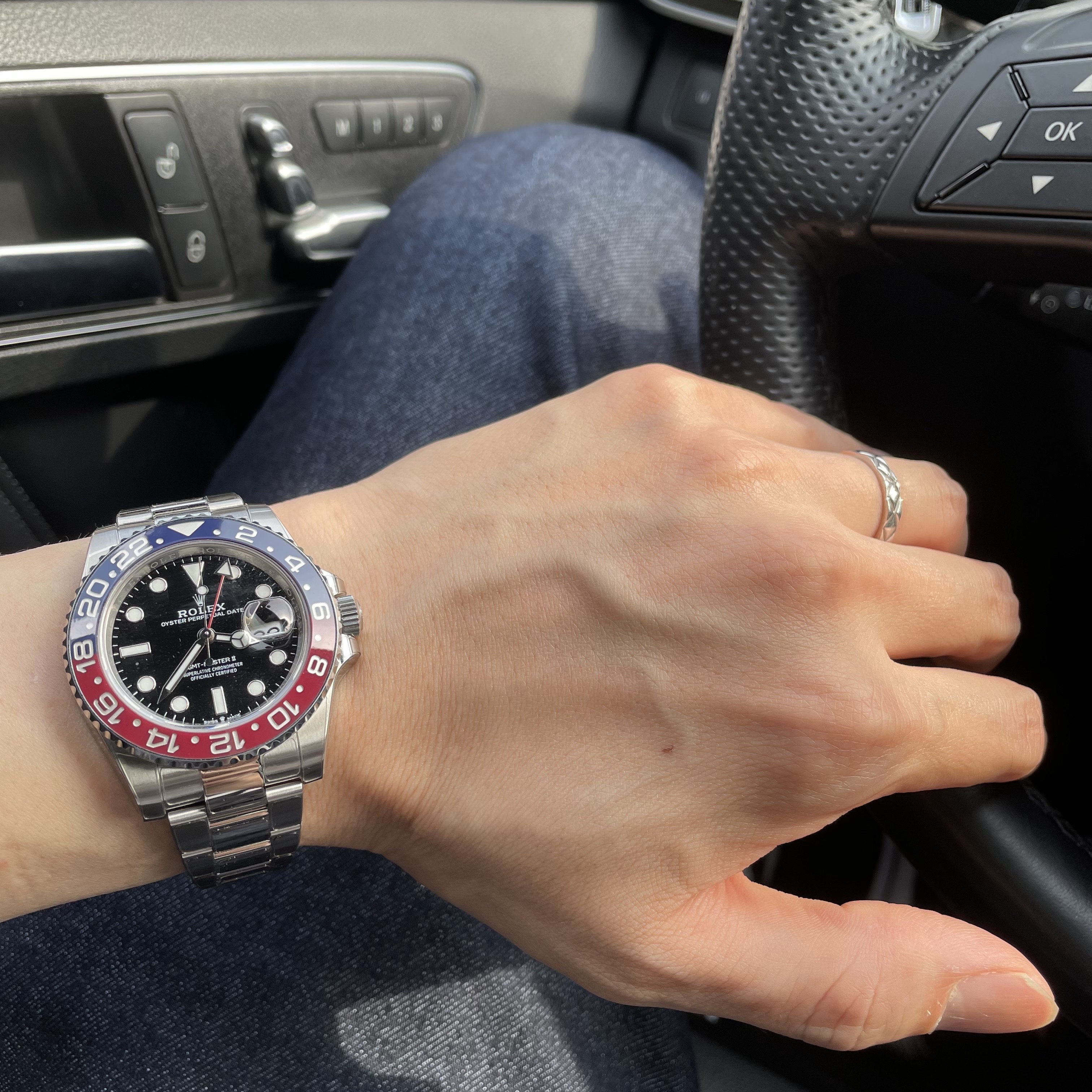 Rolex GMT-Master II 40mm 126710BLRO Black Oyster 착용 스타일