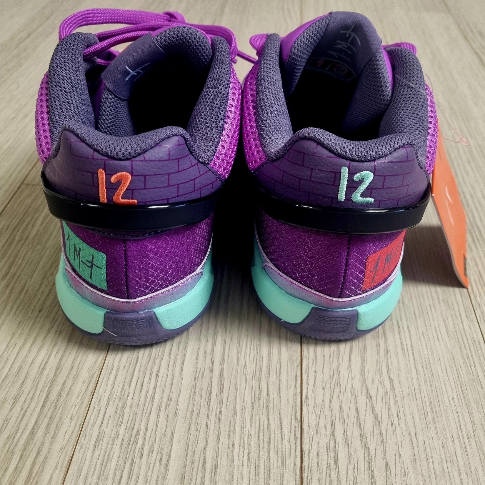Nike Ja 1 Xmas EP Fuchsia Dream Emerald Rise 착용 스타일 - 3