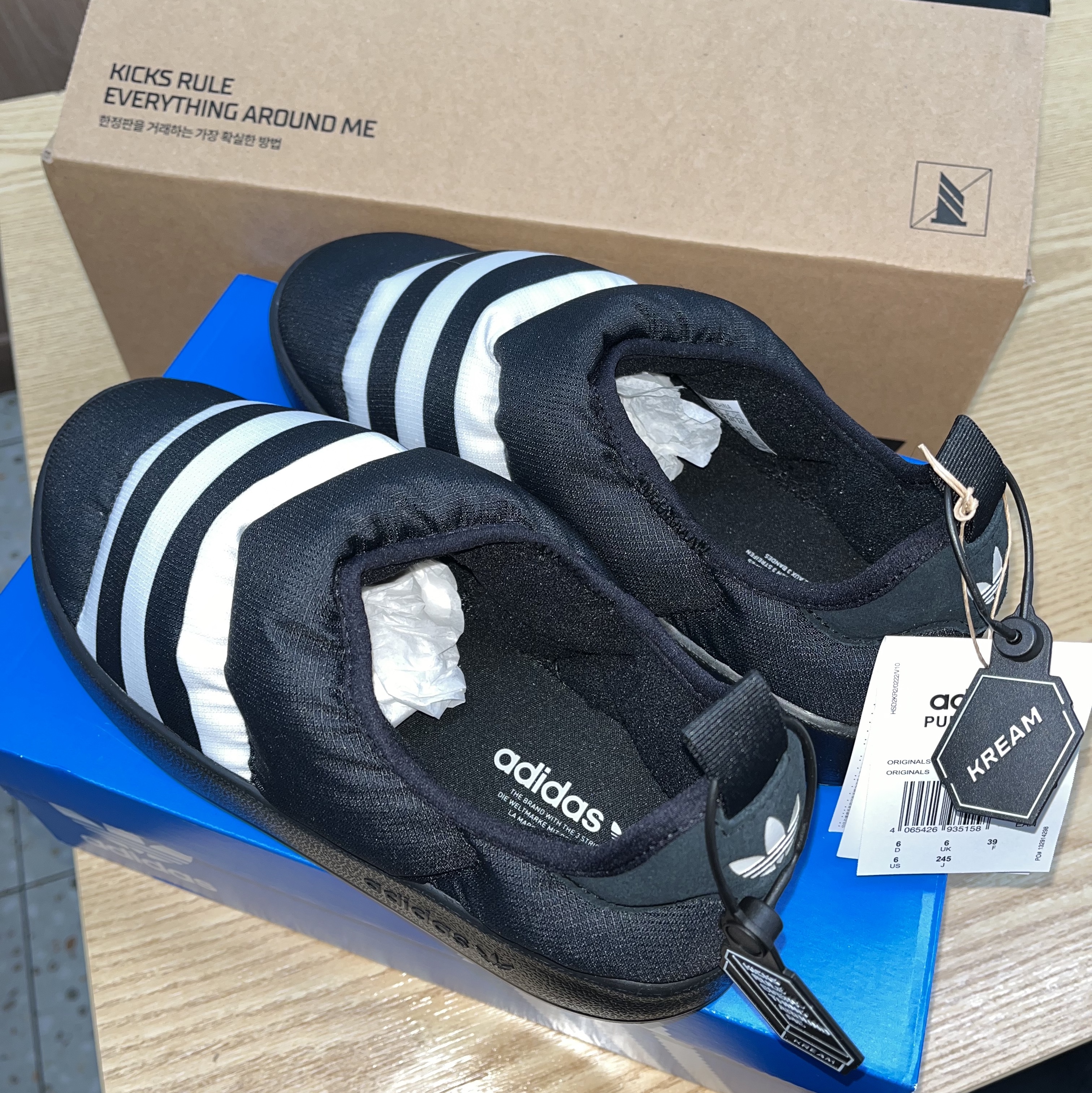 Adidas Puffylette Core Black 착용 스타일