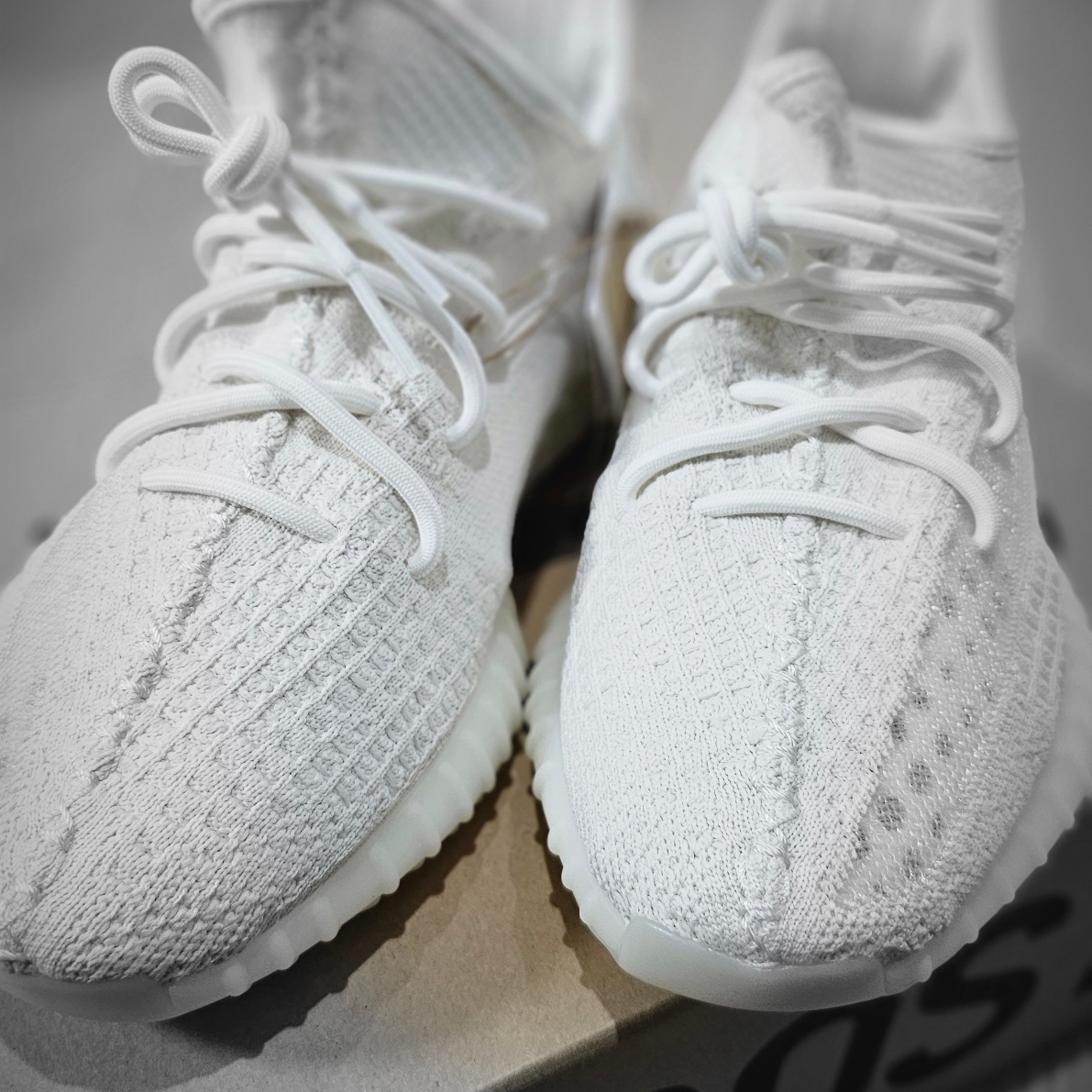 Adidas Yeezy Boost 350 V2 Bone 착용 스타일 - 1