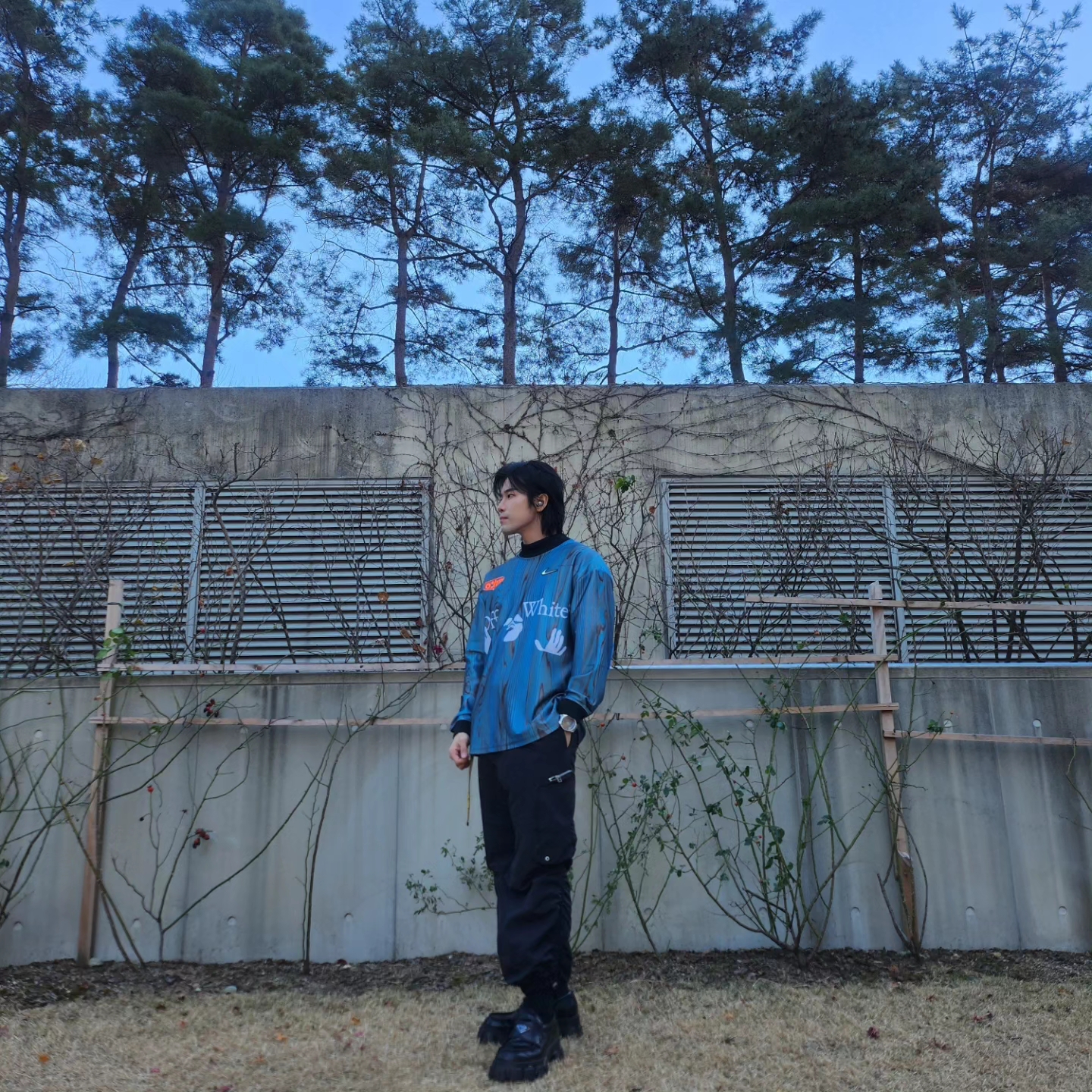 Nike x Off-White NRG Jersey Imperial Blue - Asia, Prada Monolith Brushed Leather Loafers Black 착용 스타일 - 2