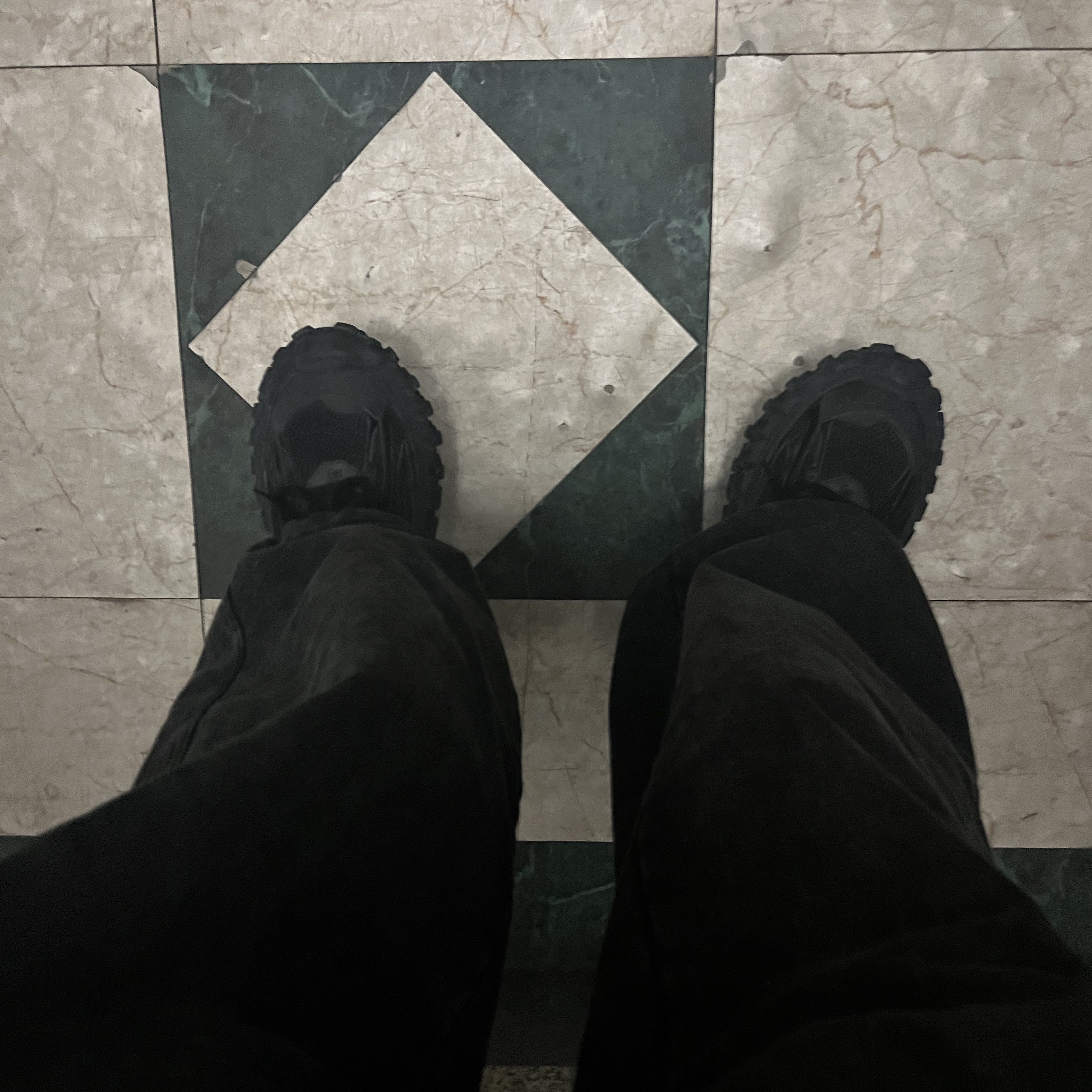 Balenciaga Defender Sneakers Black 착용 스타일