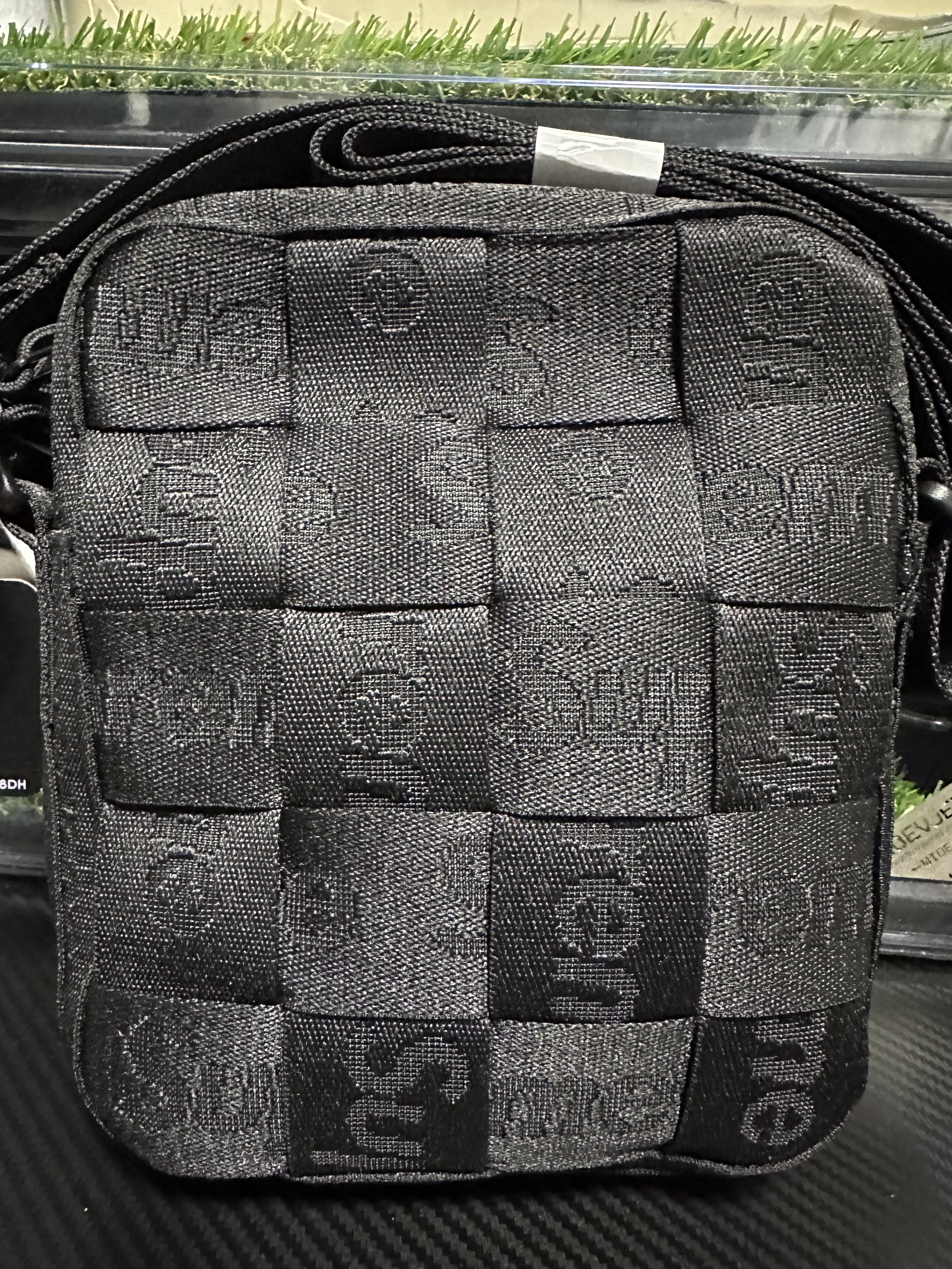Supreme Woven Shoulder Bag Black - 23SS 착용 스타일