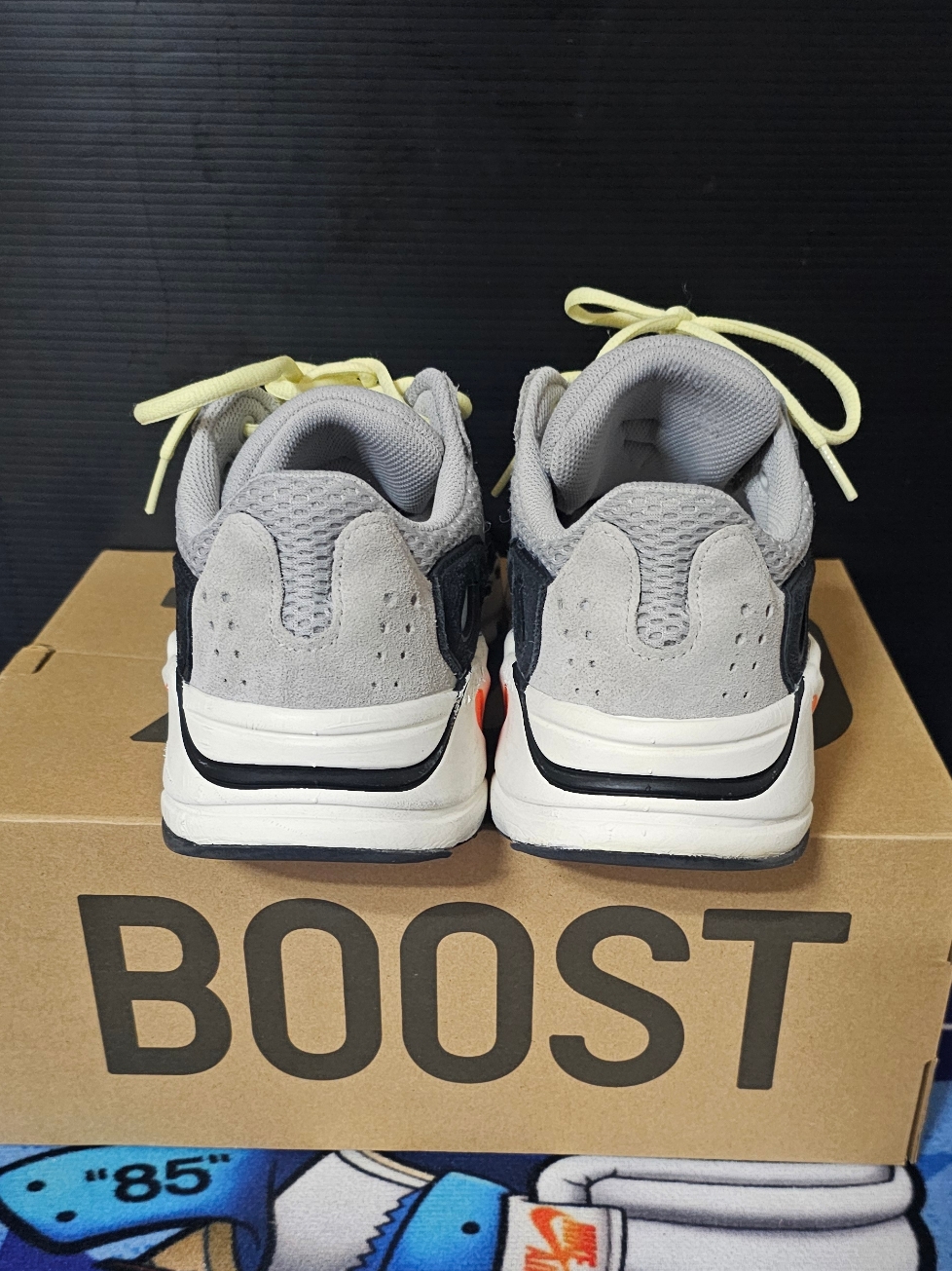 Adidas Yeezy Boost 700 Wave Runner Solid Grey 2021/2022 착용 스타일 - 4