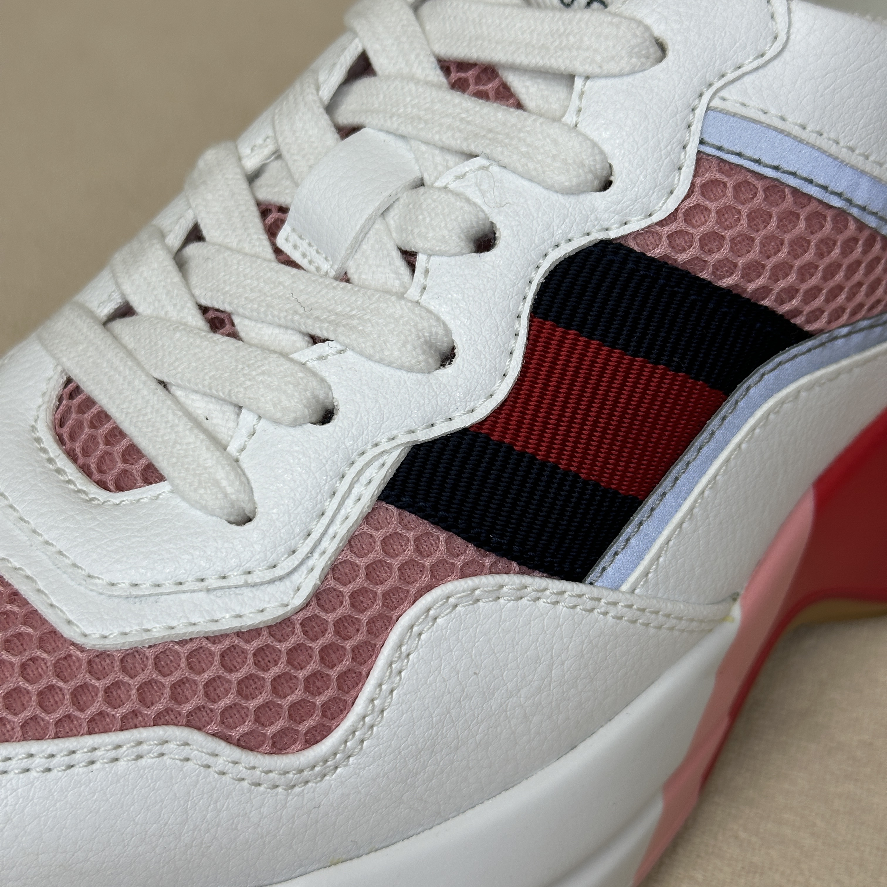 (W) Gucci Rhyton Sneaker White Pink 착용 스타일 - 1