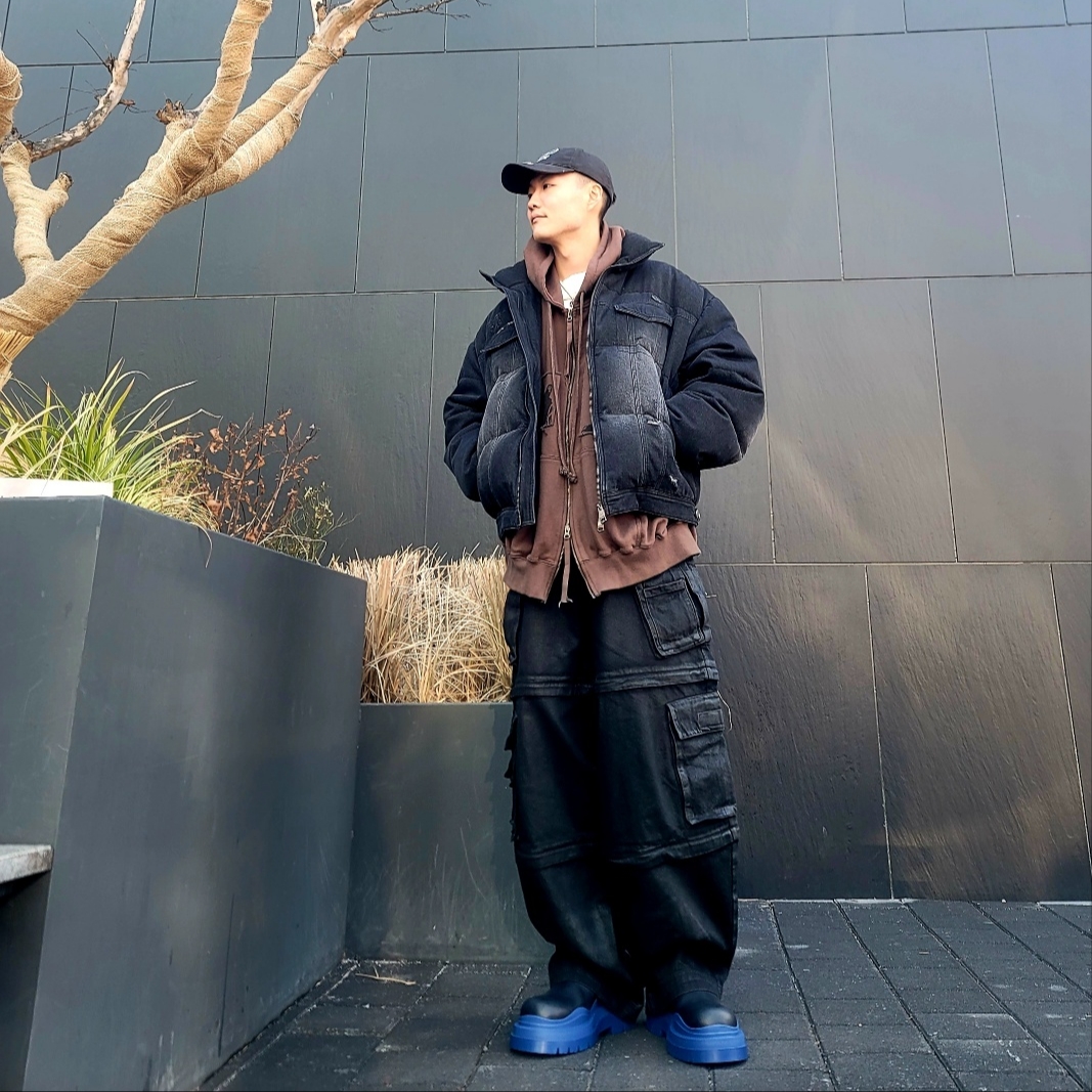Bottega Veneta Tire Ankle Chelsea Boots Black Cruise, Project G/R Oversized Convertible Cargo Pants Coated Black 착용 스타일 - 1