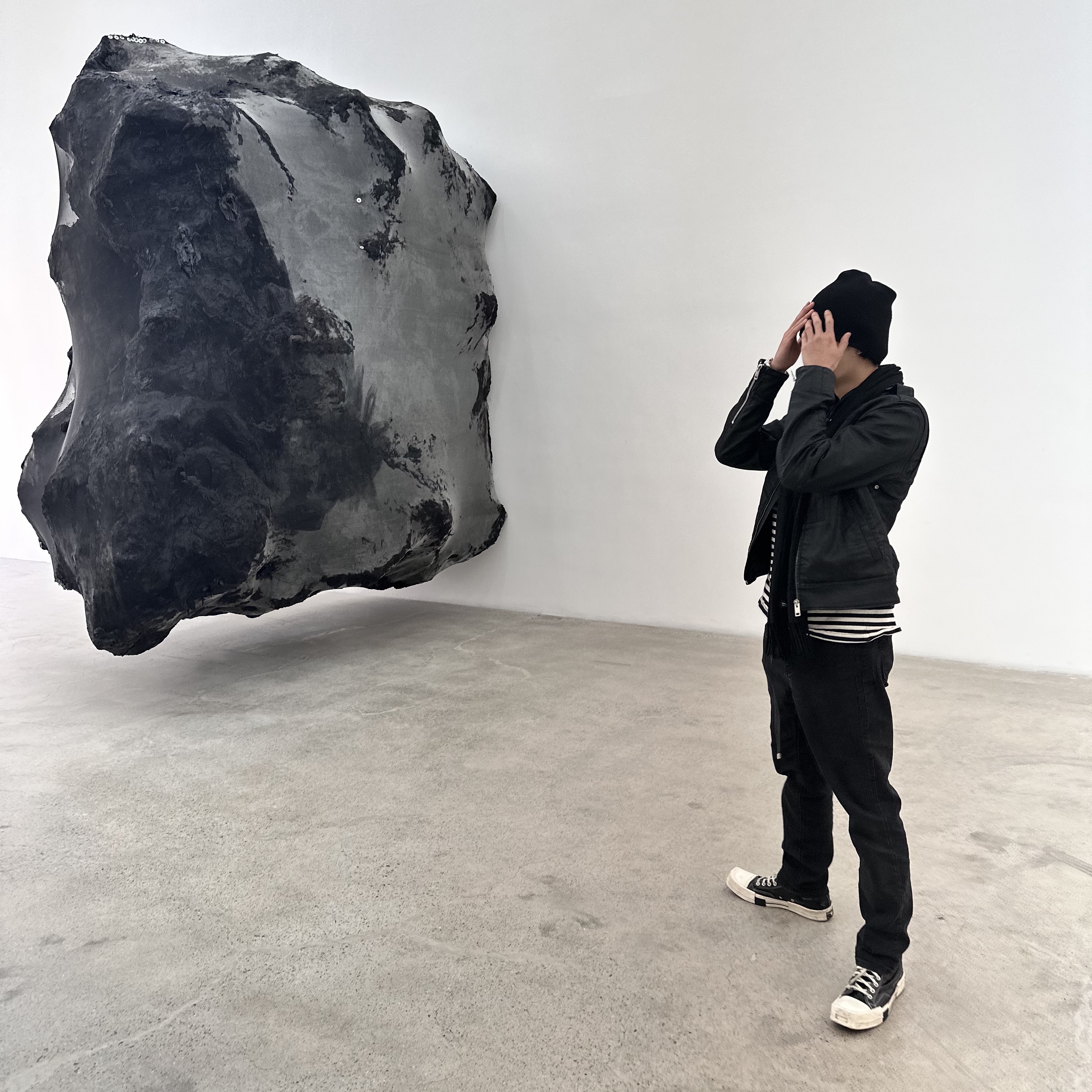 컨버스 x 다크쉐도우 터보다크 척 70 하이 블랙 래커드 데님 착용 스타일 - 2
