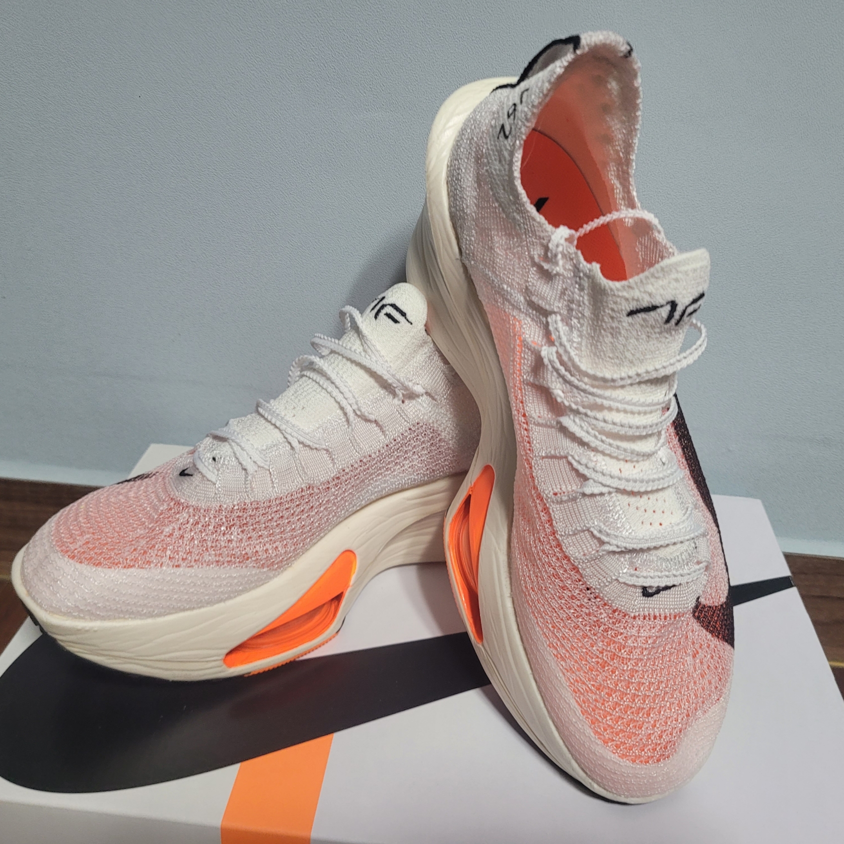 Nike Air Zoom Alphafly Next% 3 Proto White Total Orange 착용 스타일