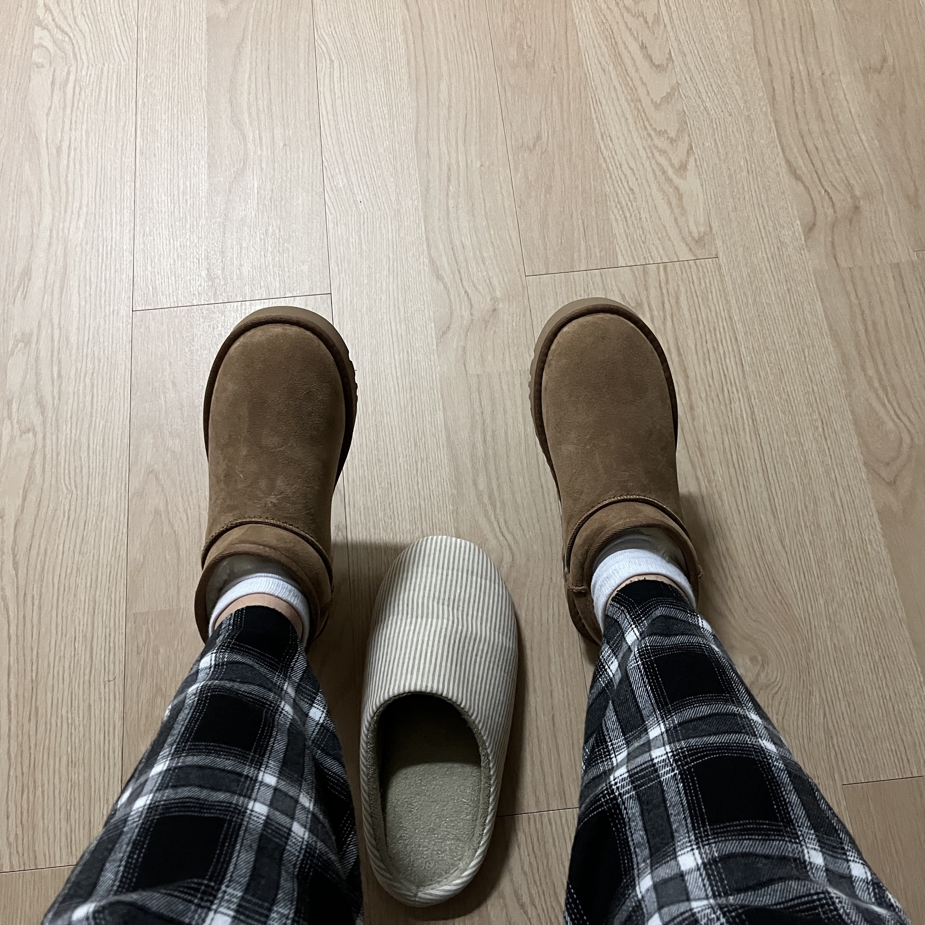 (W) UGG Classic Ultra Mini Boots Chestnut 착용 스타일