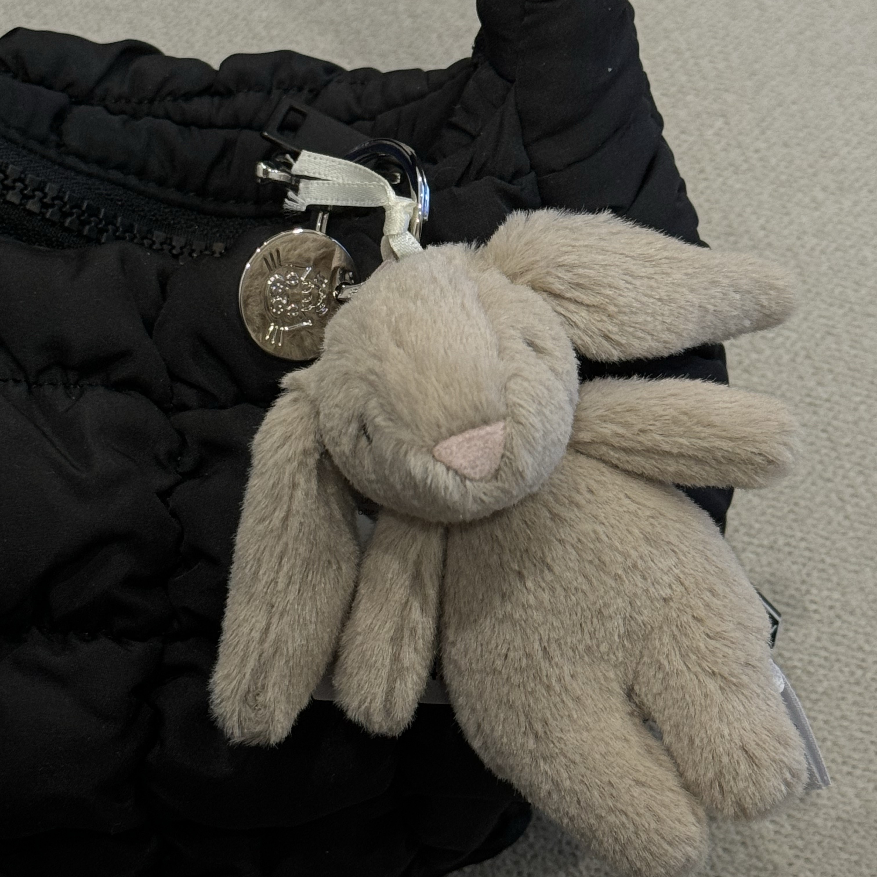 Jellycat Bashful Bunny Bag Charm Beige 착용 스타일 - 3