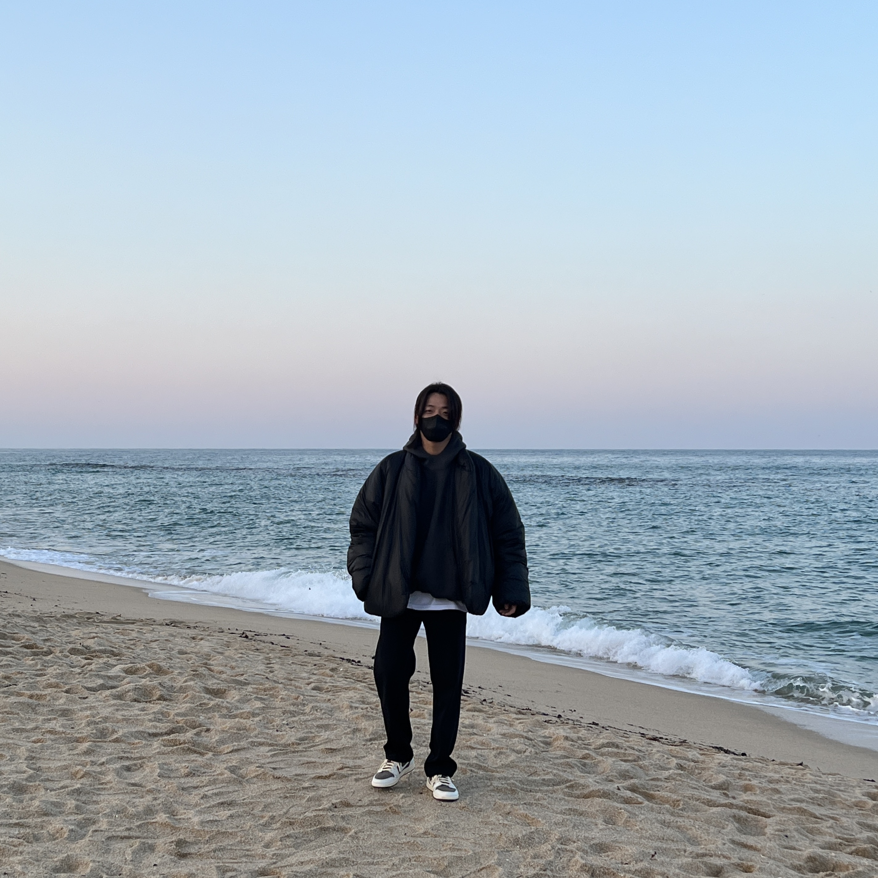 Jordan 1 x Travis Scott Retro Low OG SP Sail and Ridgerock, Yeezy Gap Engineered By Balenciaga Round Jacket 2 Black 착용 스타일 - 1