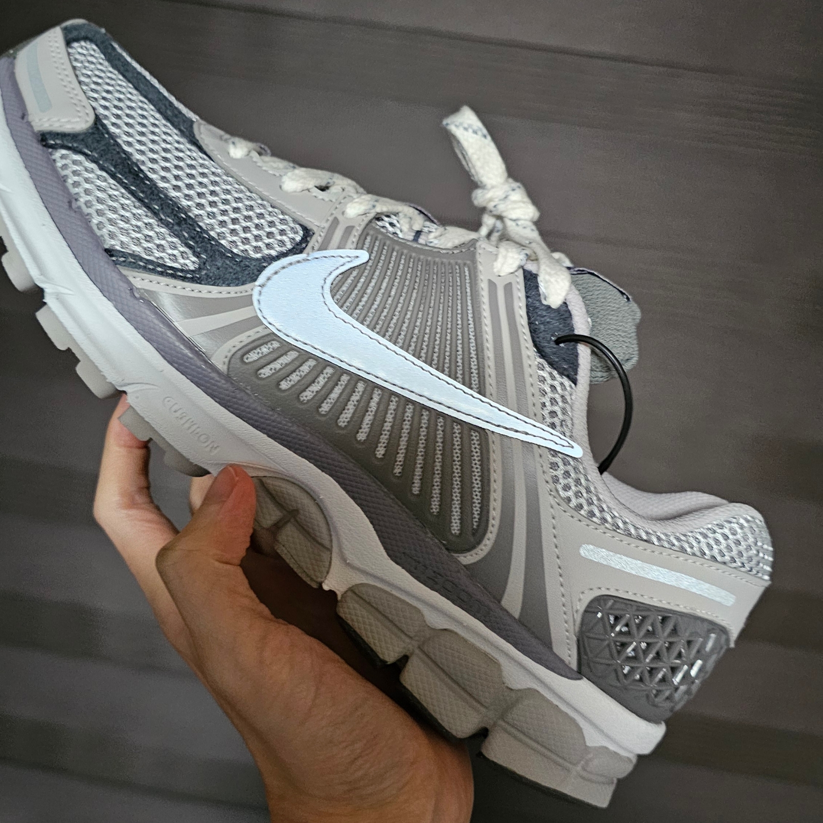 Nike Zoom Vomero 5 PRM Light Iron Ore and Flat Fewter 착용 스타일