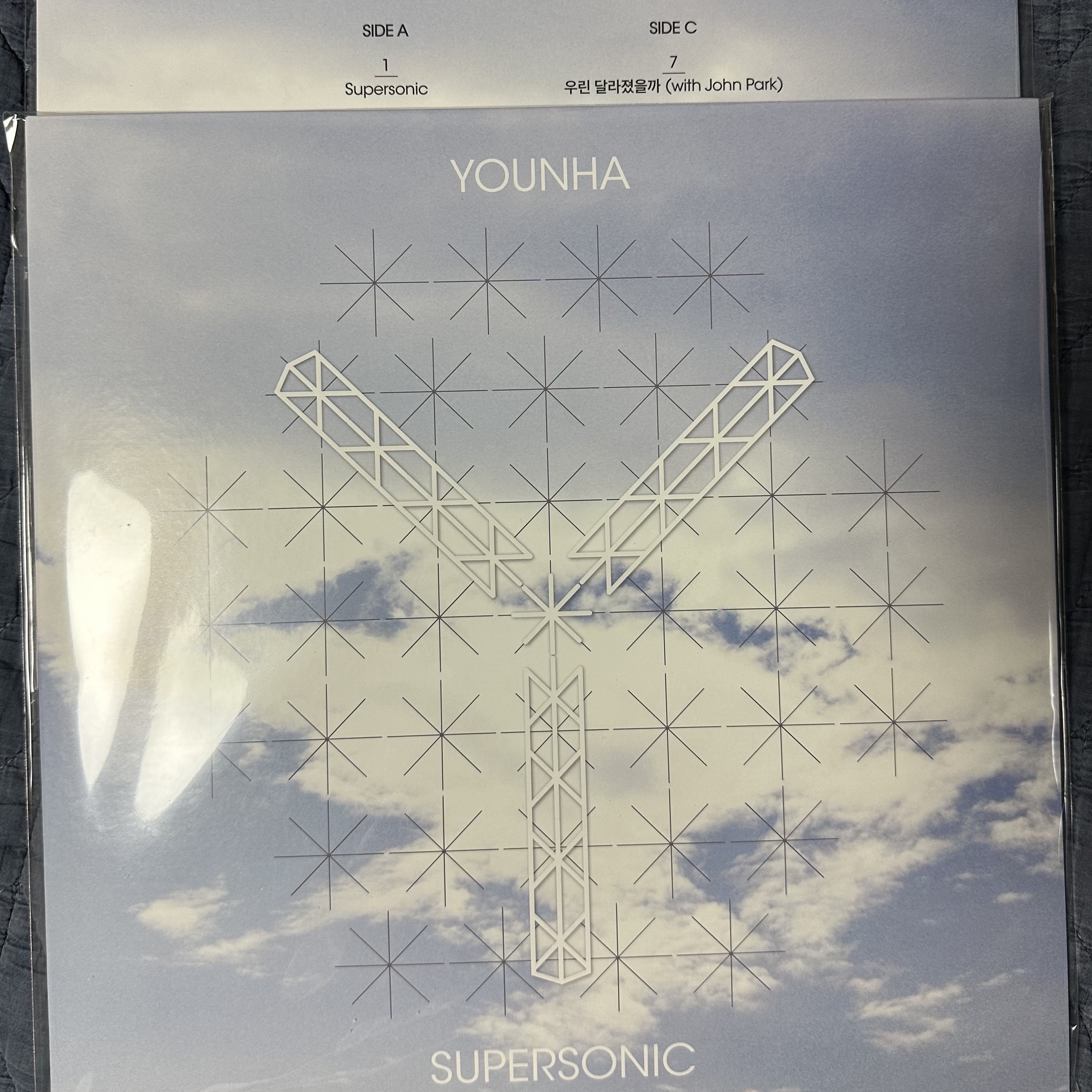 Younha 4th Album Supersonic White (2LP) 착용 스타일