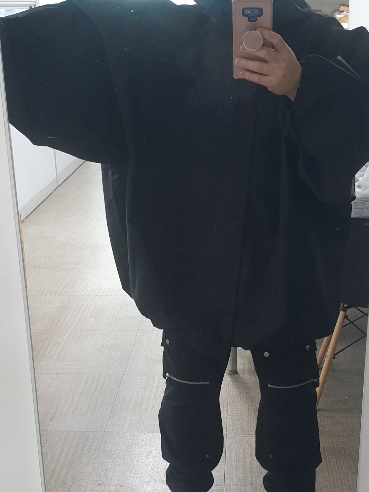 Yeezy Gap Engineered By Balenciaga T-Cut Parka Black 착용 스타일 - 2