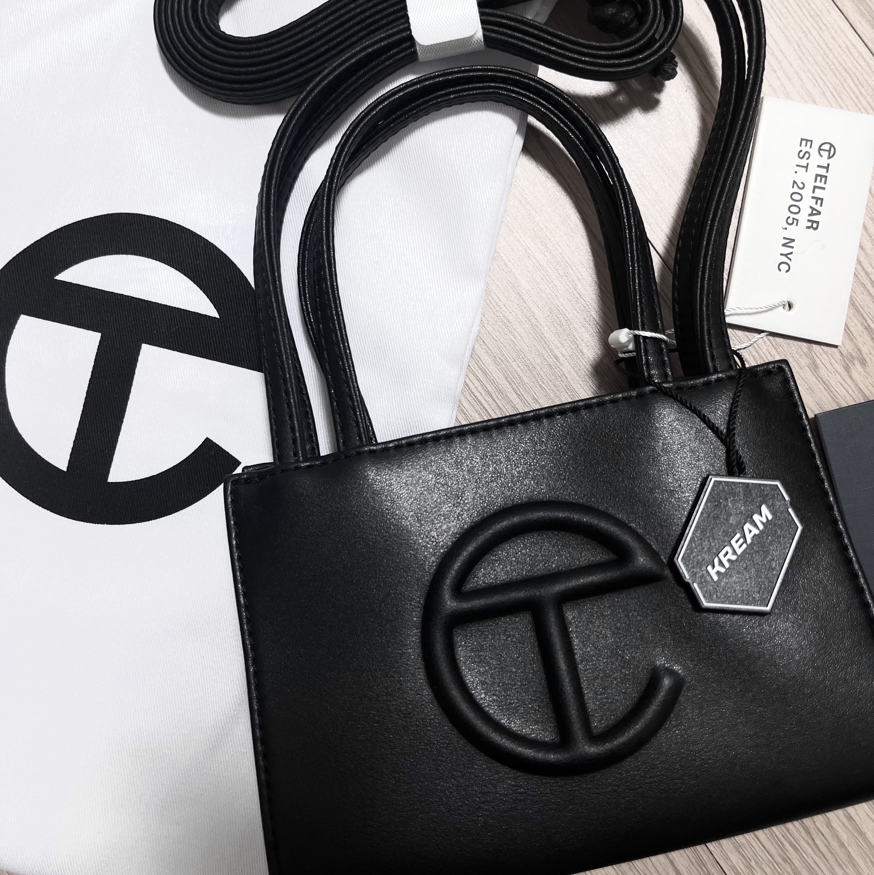 Telfar Small Shopping Bag Black 착용 스타일