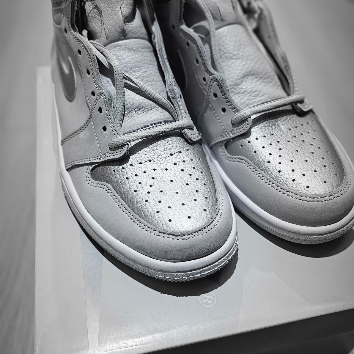 Jordan 1 Retro High OG CO.JP Neutral Grey 착용 스타일 - 1