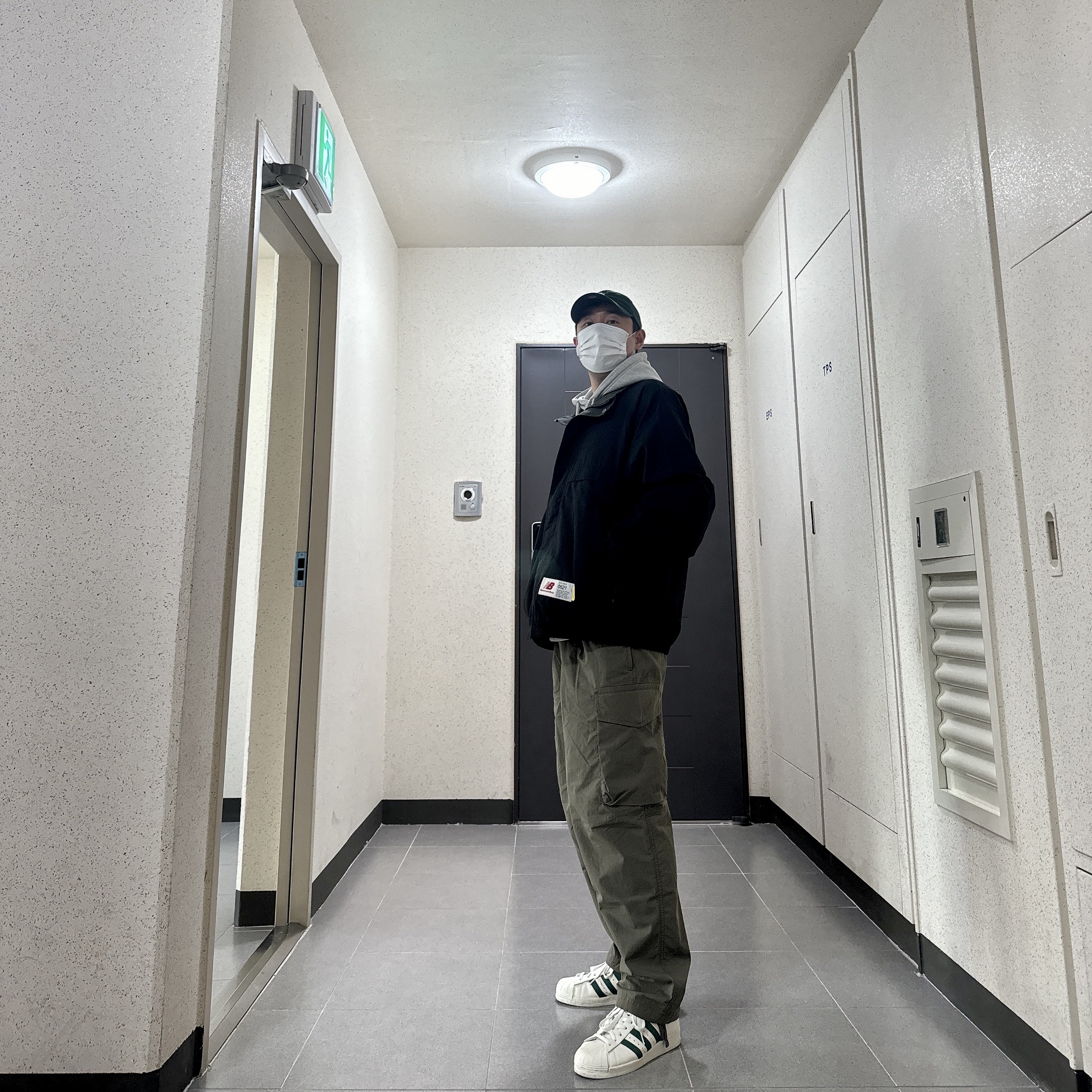 New Balance x Thisisneverthat Sport Parka Charcoal, Adidas Superstar 82 Off White Dark Green 착용 스타일