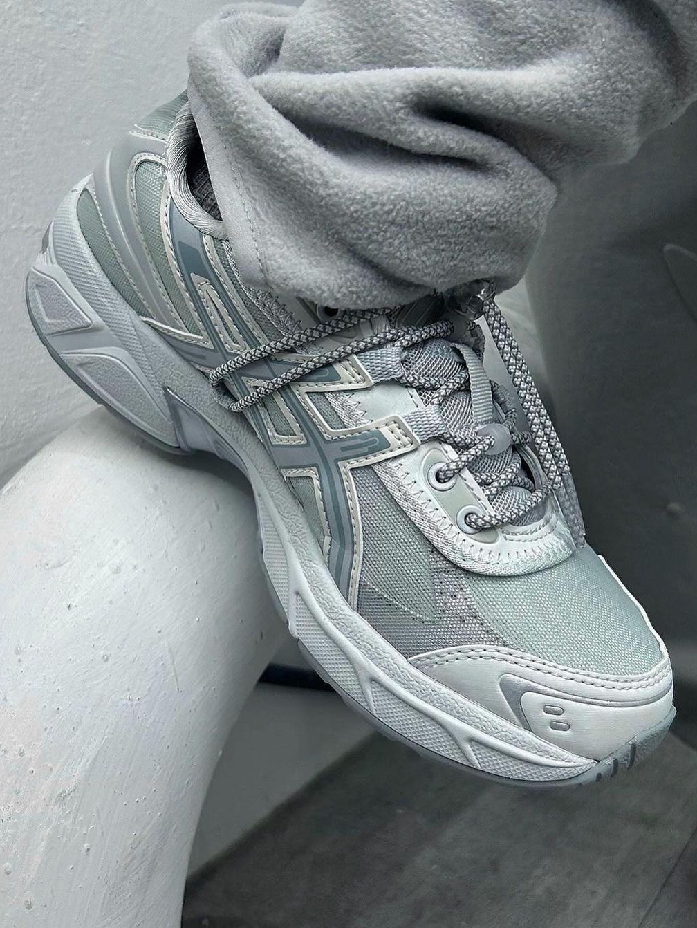 Asics x Atmos x Ojos Gel-1130 RE Glacier Grey Pure Silver, New Balance x Yeseyesee 530 Silver Royal Blue 착용 스타일 - 3