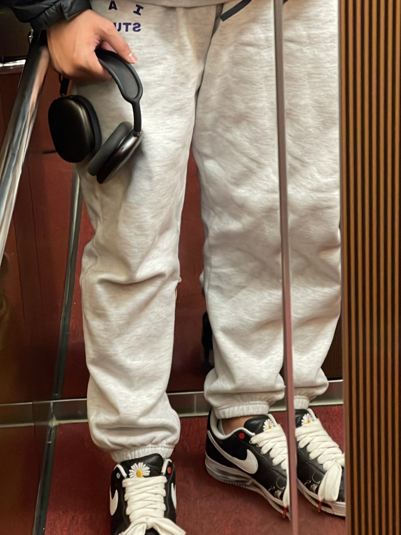 Apple AirPods Max Lightning Space Gray (Korean Ver.), IAB Studio Sweatpants Light Gray 착용 스타일