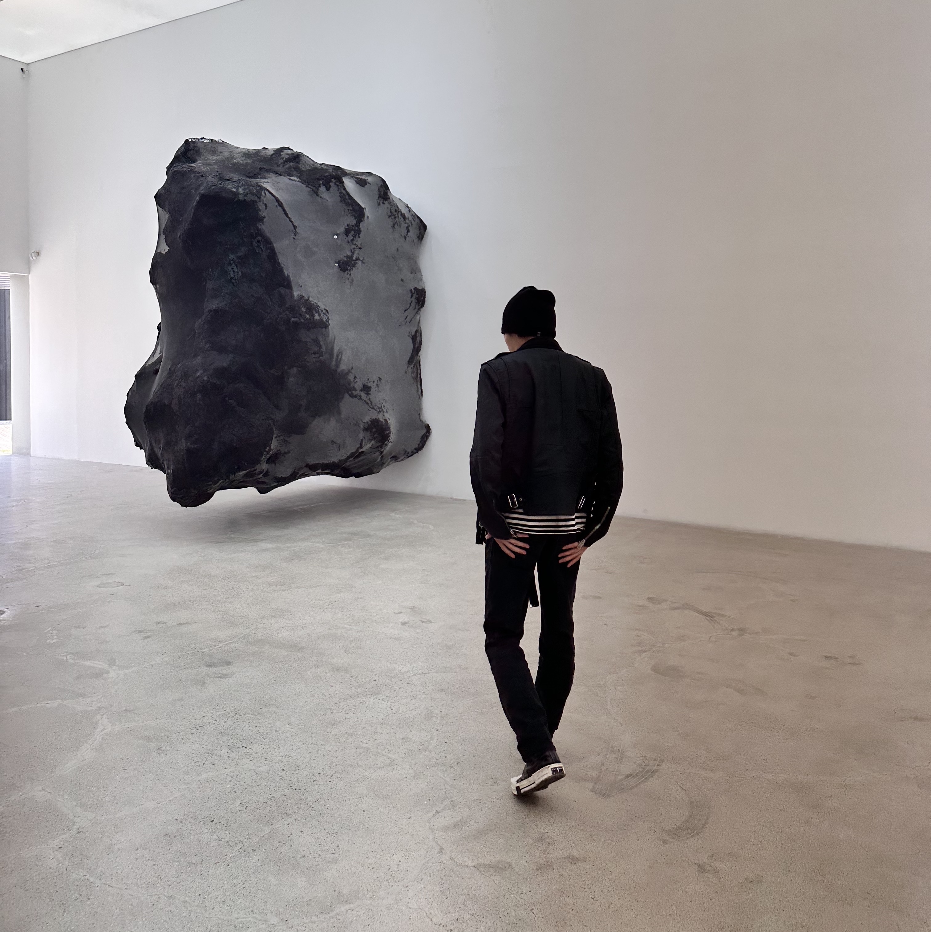 컨버스 x 다크쉐도우 터보다크 척 70 하이 블랙 래커드 데님 착용 스타일 - 1