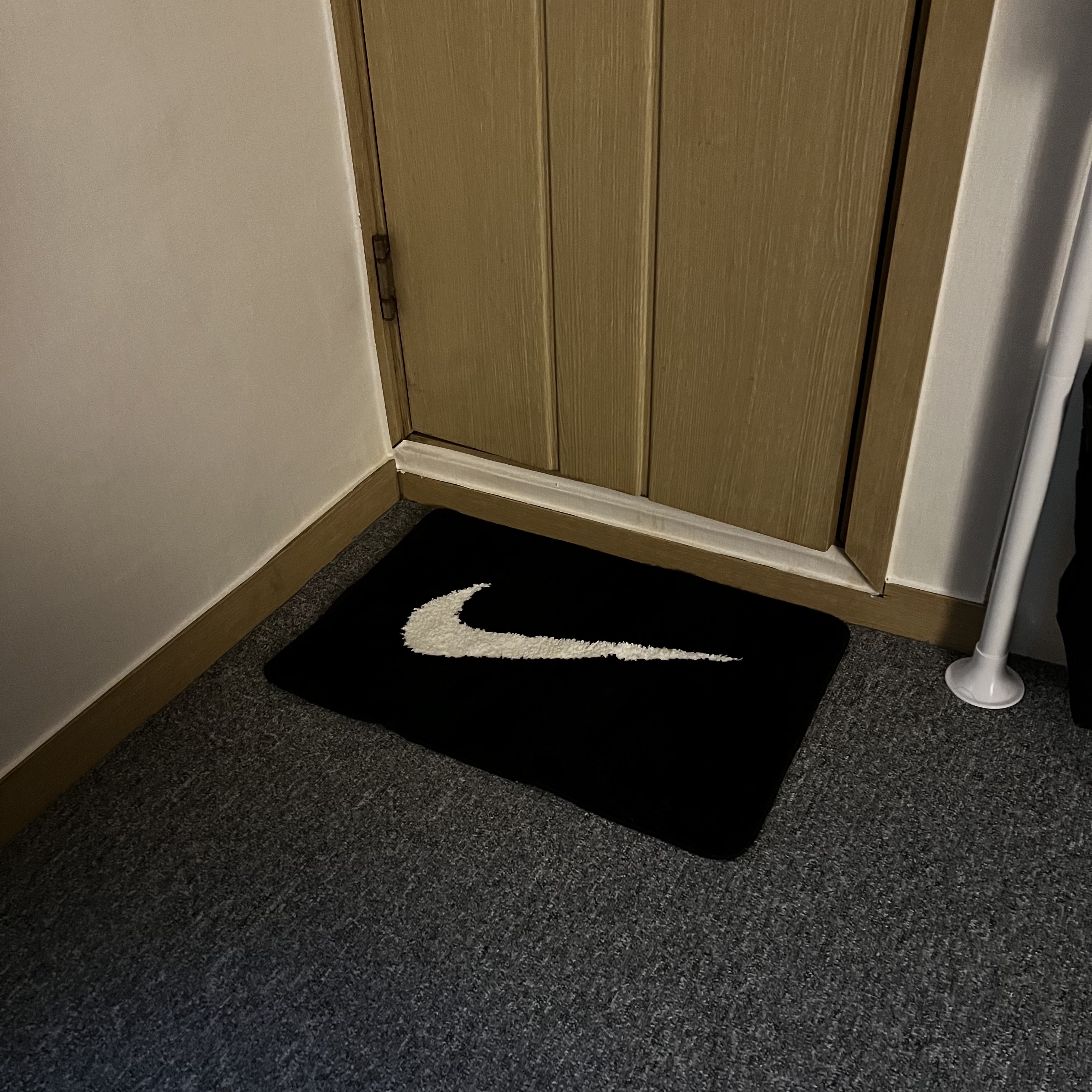 Nike Swoosh Rug Black White 착용 스타일