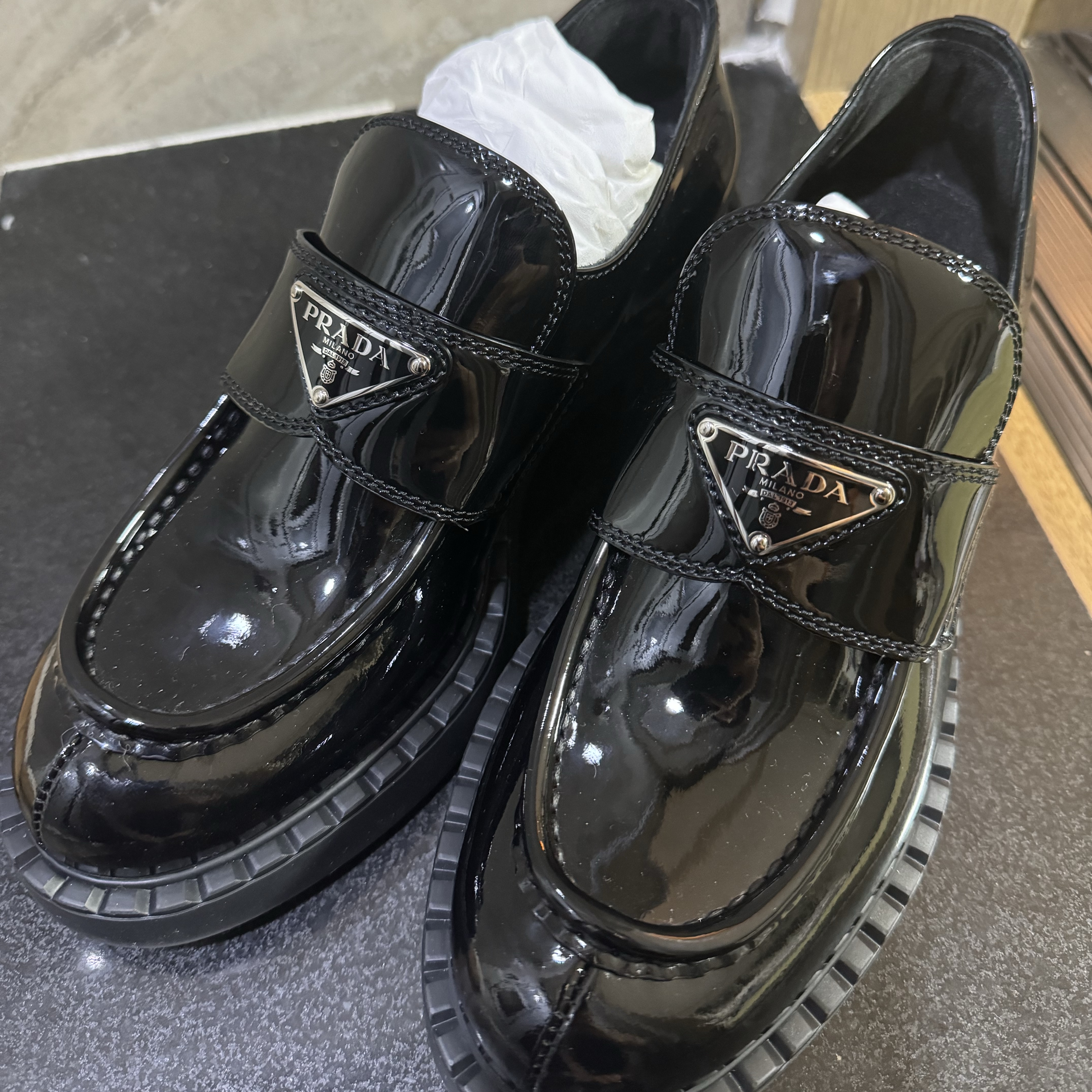 (W) Prada Chocolate Brushed Leather Loafers Black 착용 스타일