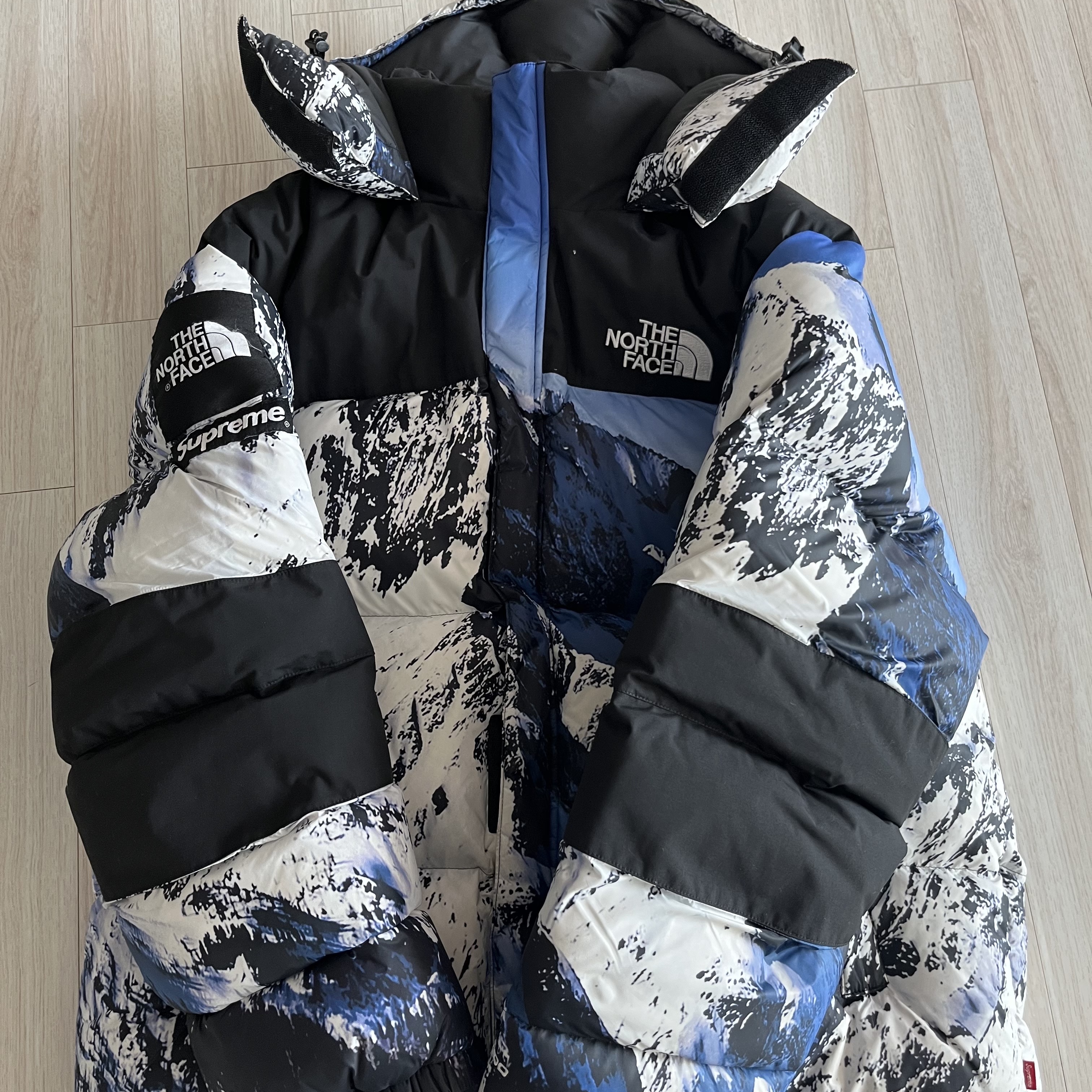 Supreme x The North Face Mountain Baltoro Jacket Blue White - 17FW 착용 스타일 - 2
