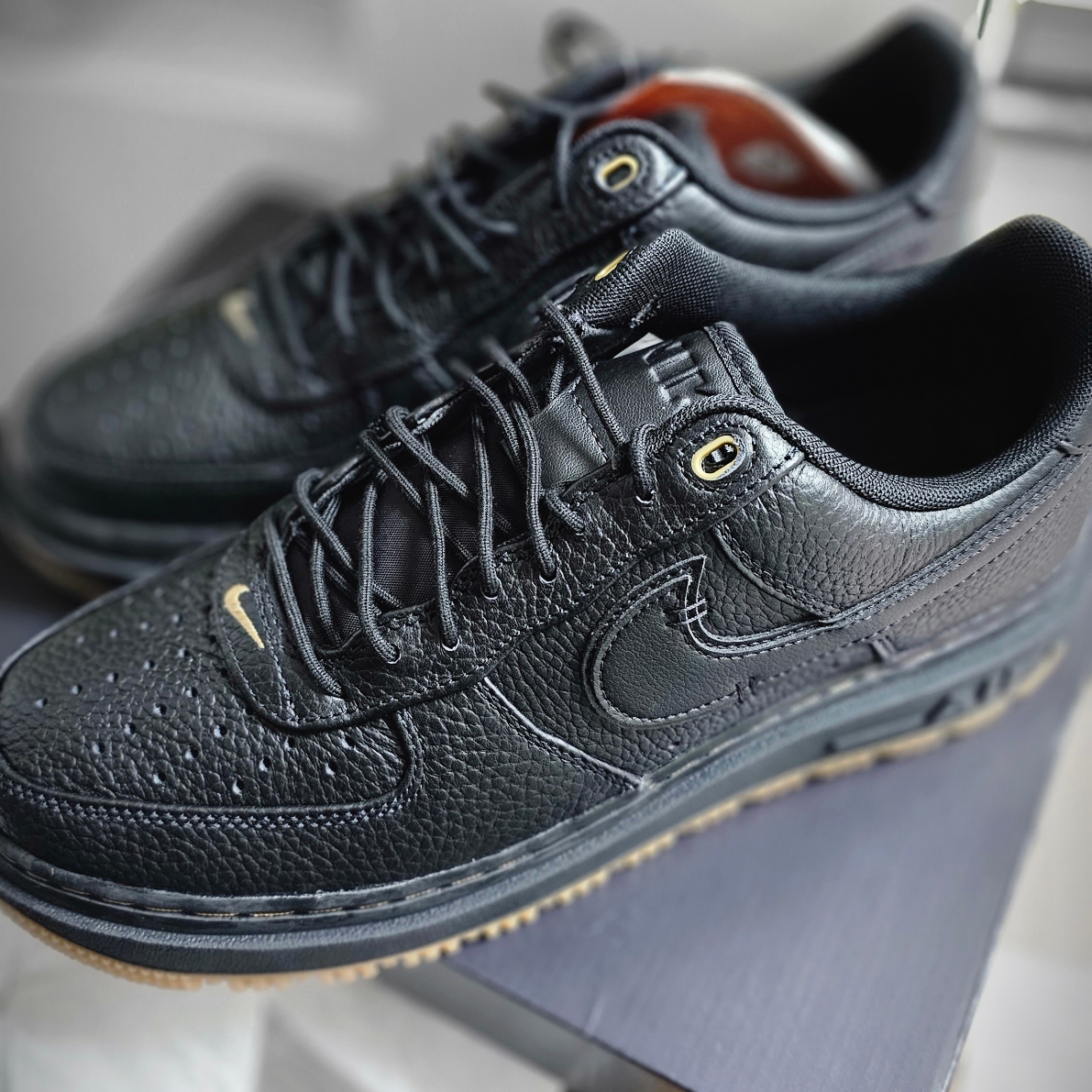 Nike Air Force 1 Luxe Black 착용 스타일 - 2