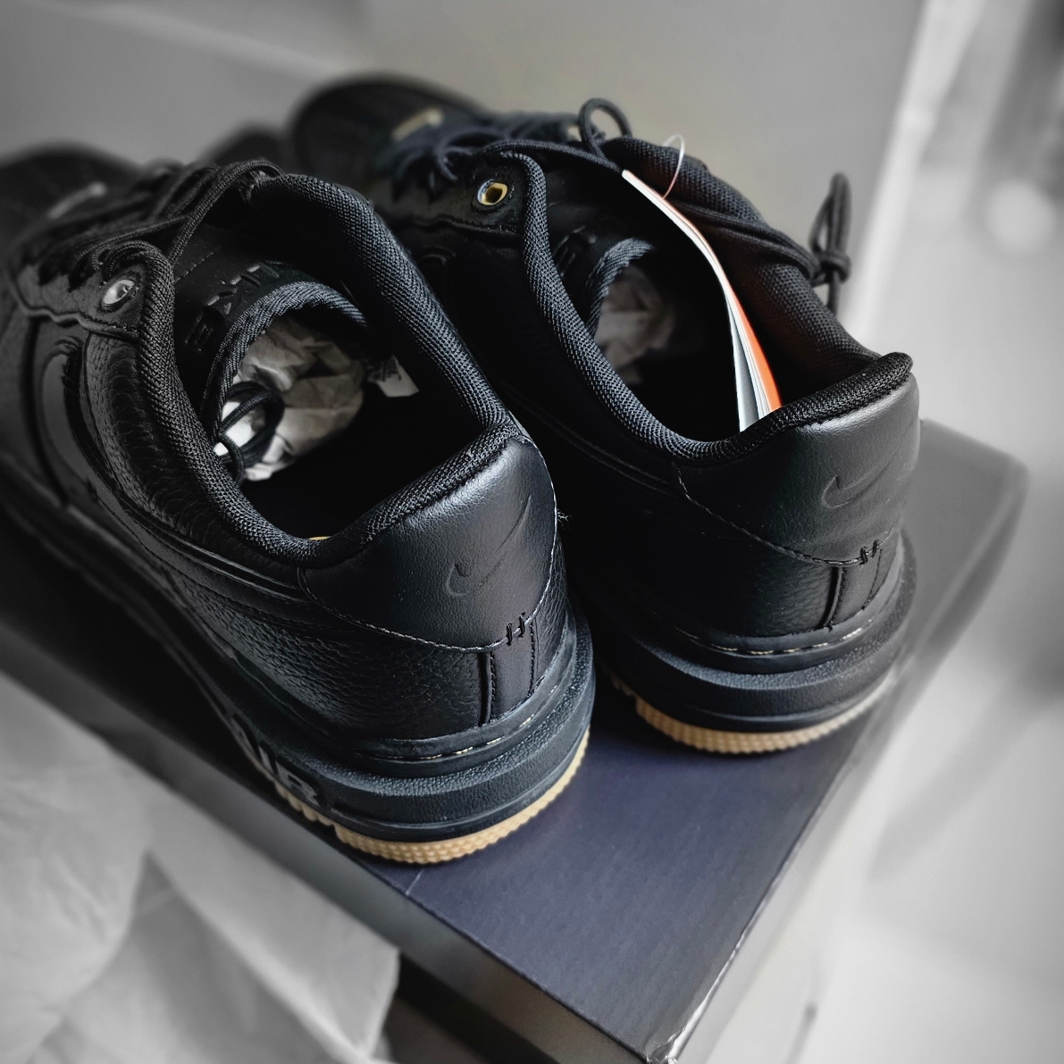 Nike Air Force 1 Luxe Black 착용 스타일 - 3
