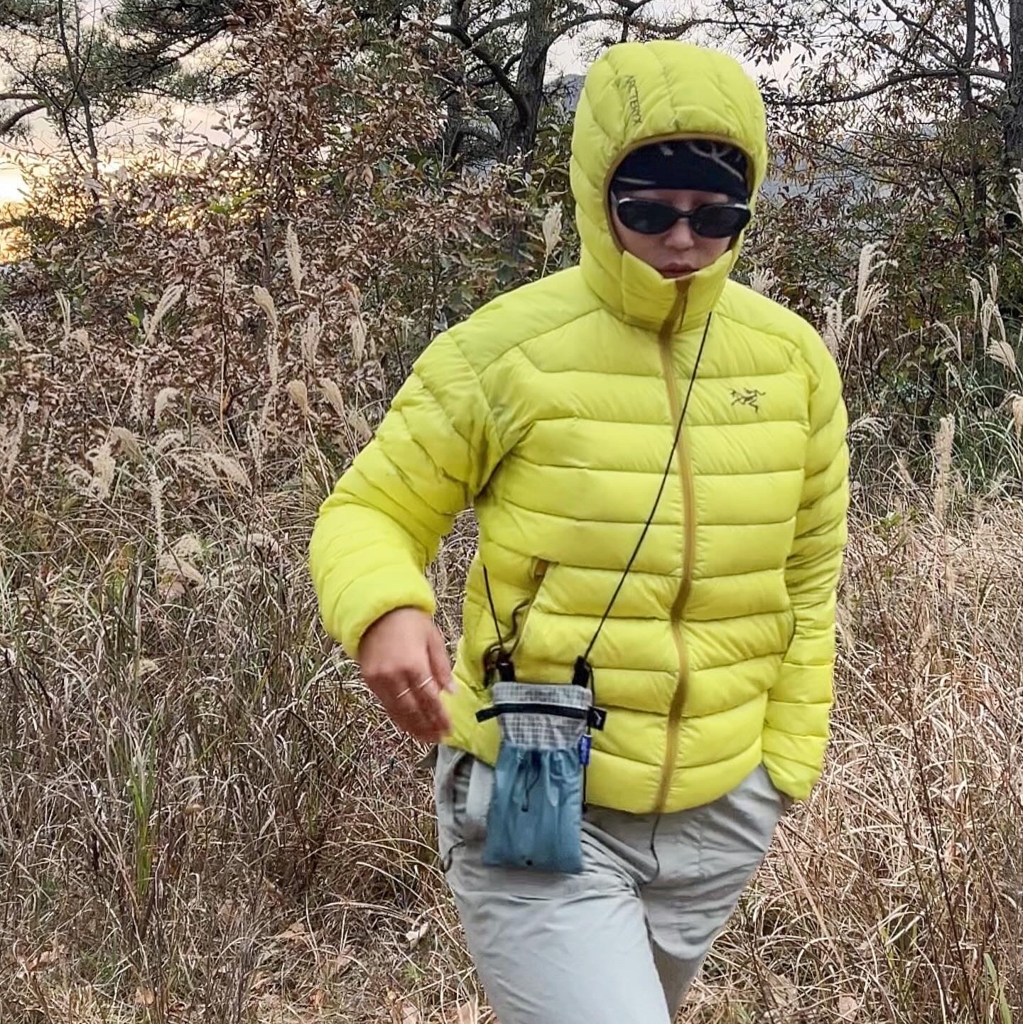 Arc'teryx Cerium Hoody Oracle, Roa Hiking Beanie Logo Brown 착용 스타일 - 4